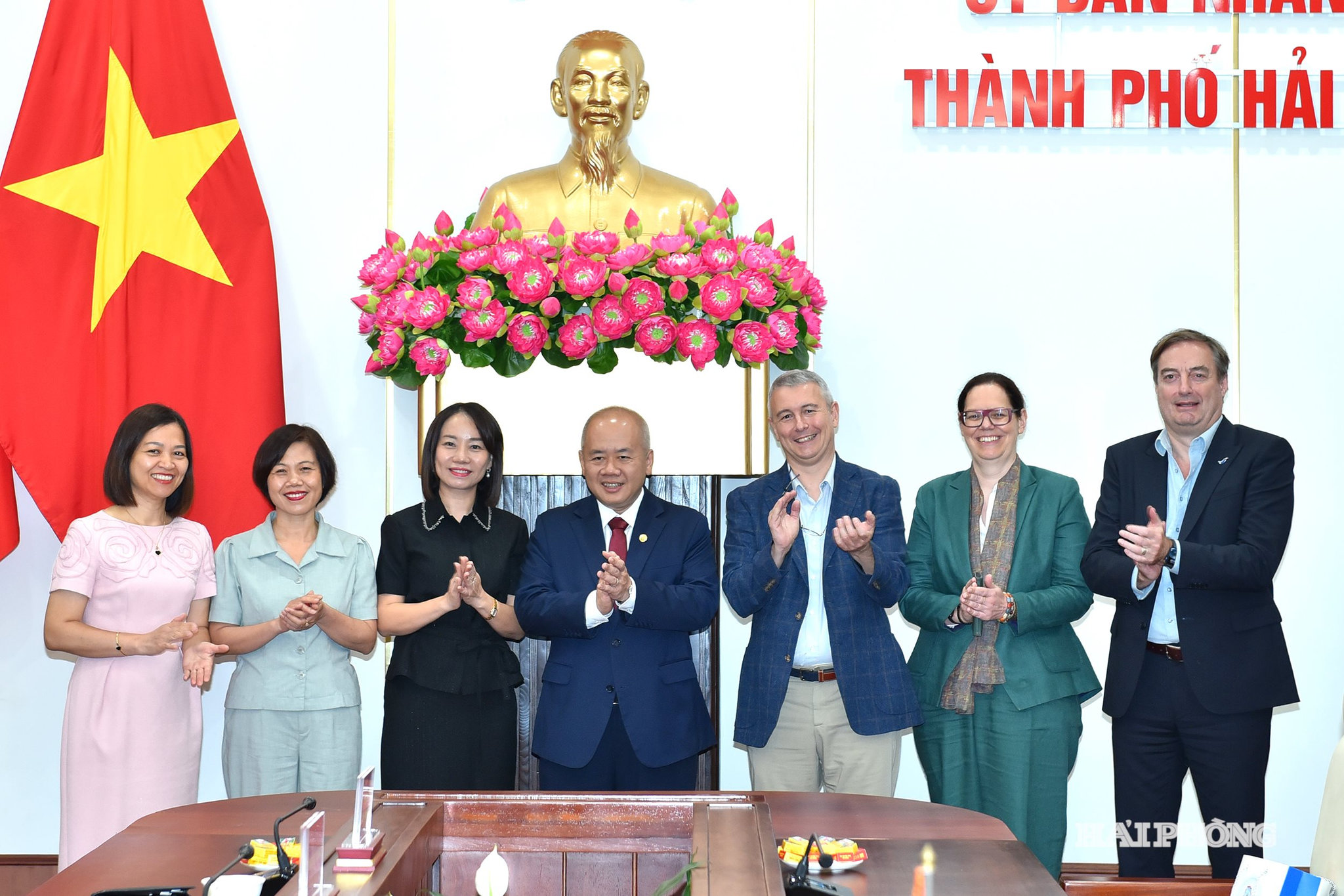 Đồng chí Đỗ Thành Trung, Phó Bí thư Thành uỷ, Chủ tịch UBND thành phố cùng đoàn công tác Đại sứ Vương quốc Bỉ tại Việt Nam.