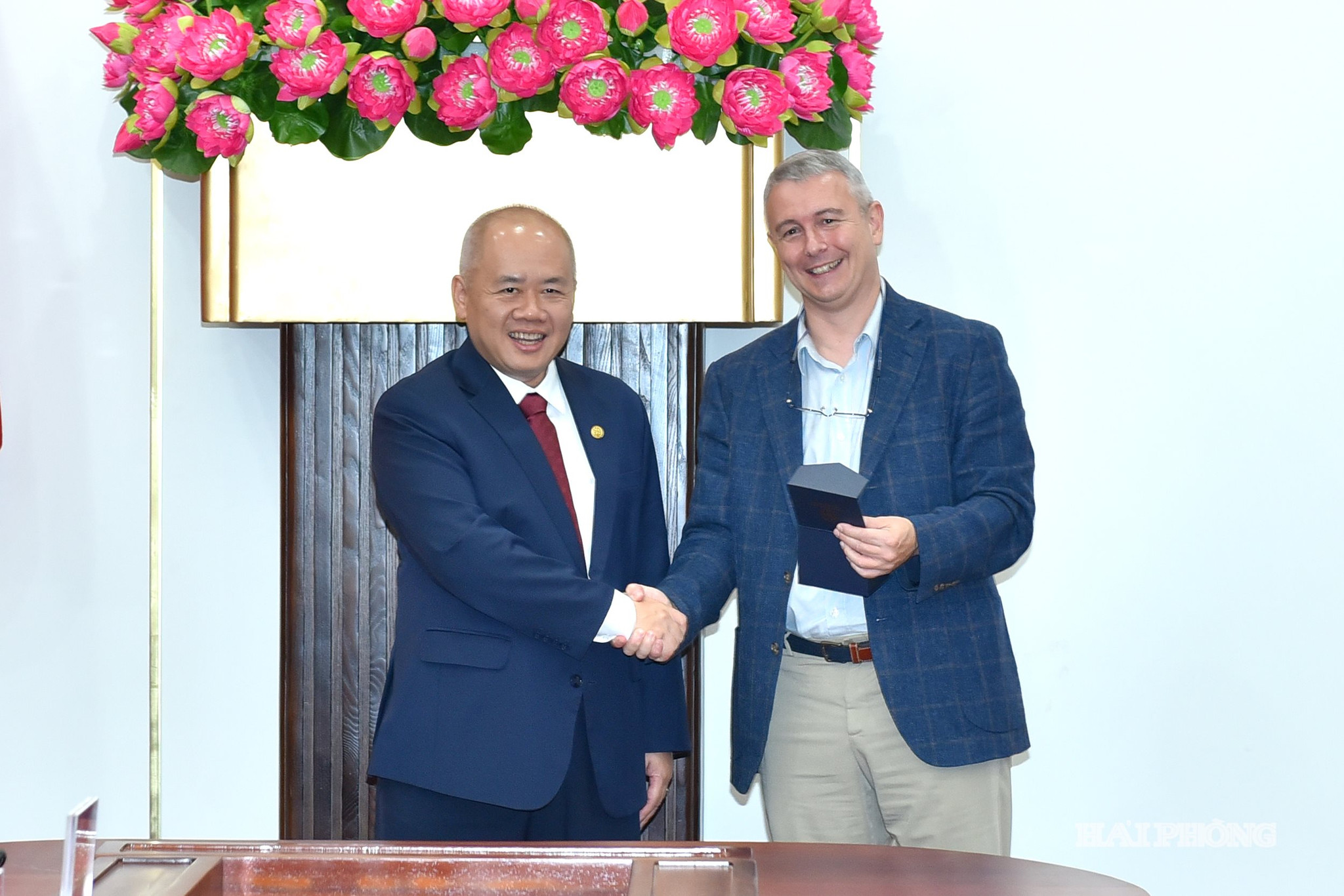 Đồng chí Đỗ Thành Trung, Phó Bí thư Thành uỷ, Chủ tịch UBND thành phố cùng ông Karl Van Den Bossche, Đại sứ Vương quốc Bỉ tại Việt Nam.