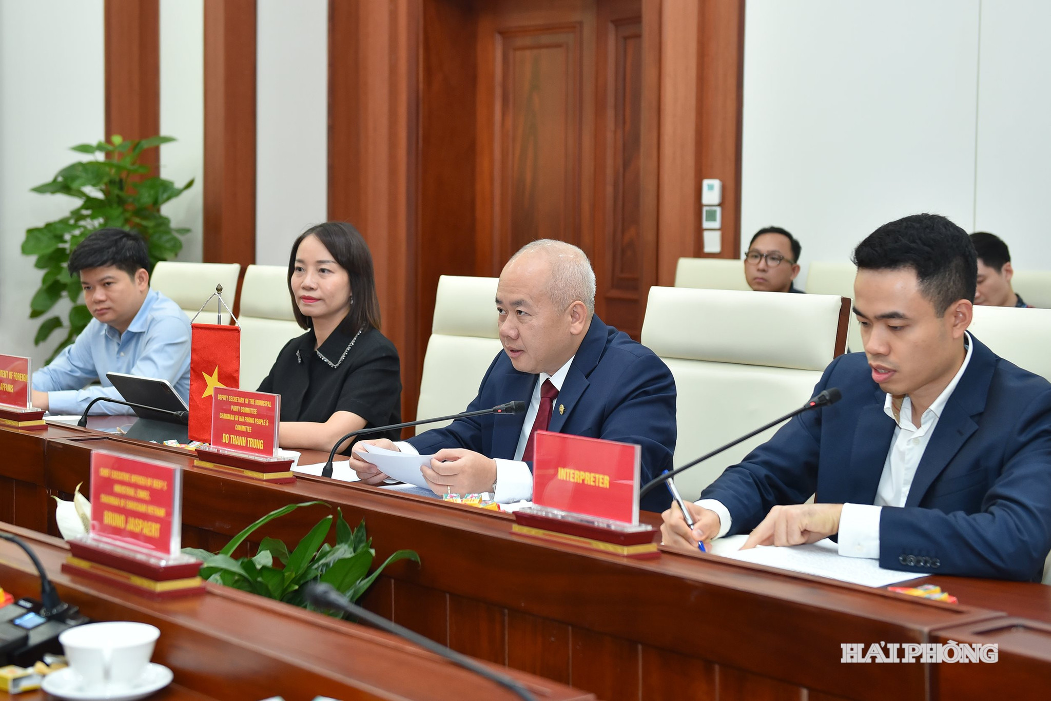 Đồng chí Đỗ Thành Trung, Phó Bí thư Thành uỷ, Chủ tịch UBND thành phố tiếp và làm việc với ông Karl Van Den Bossche, Đại sứ Vương quốc Bỉ tại Việt Nam.