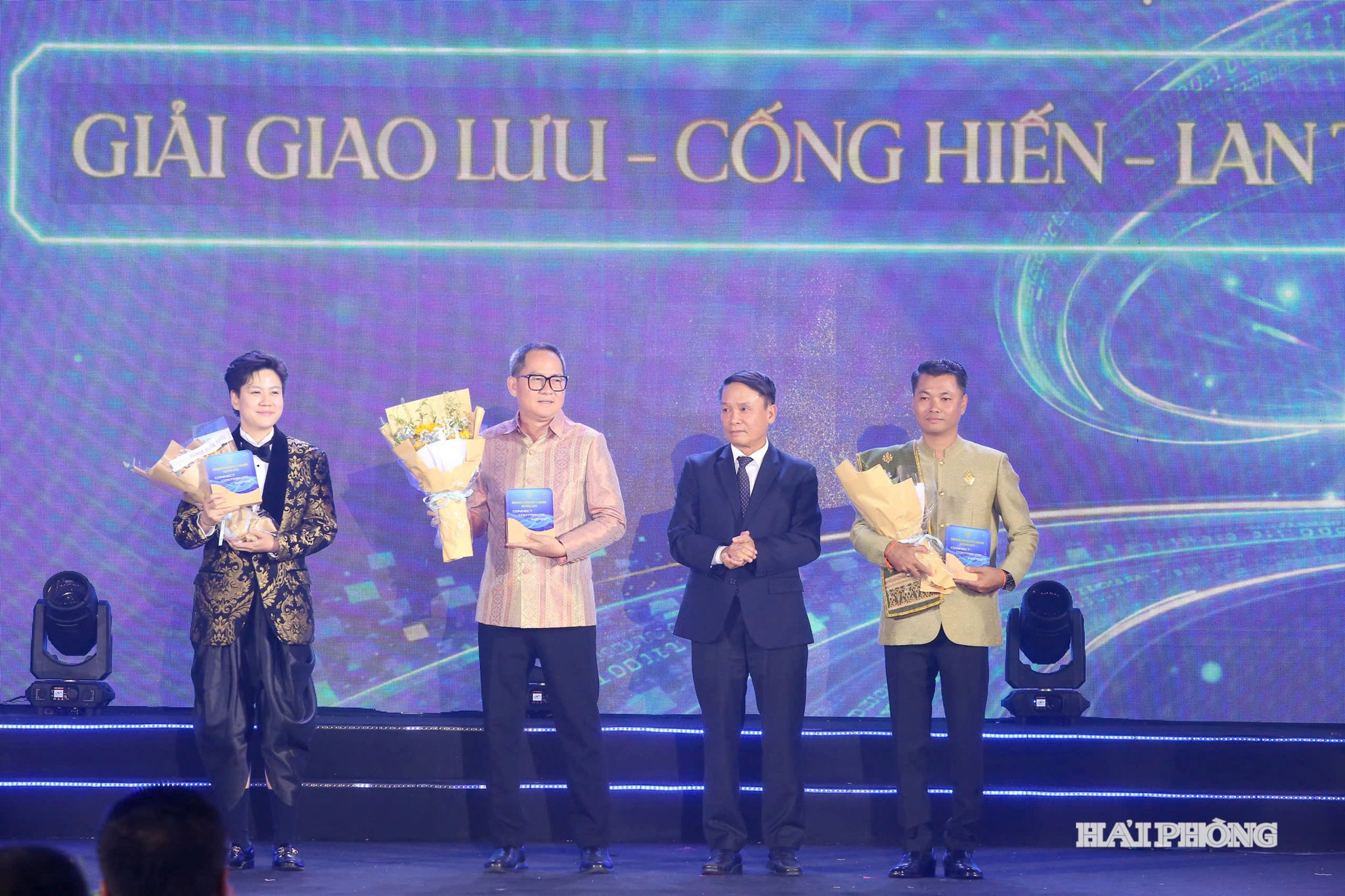 giải giao lưu, cống hiến