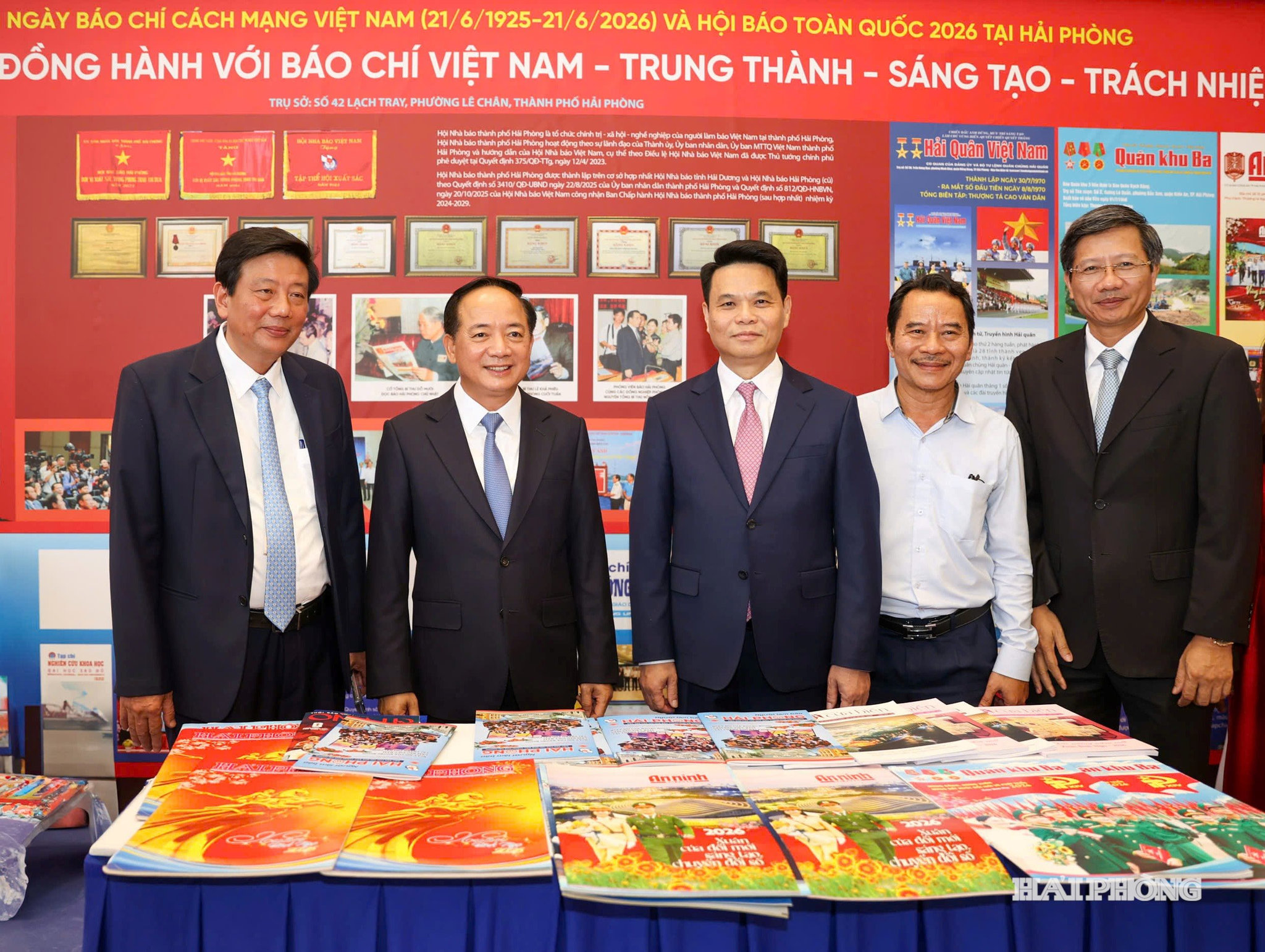 Các đại biểu tham quan gian trưng bày của Hội Nhà báo thành phố Hải Phòng.