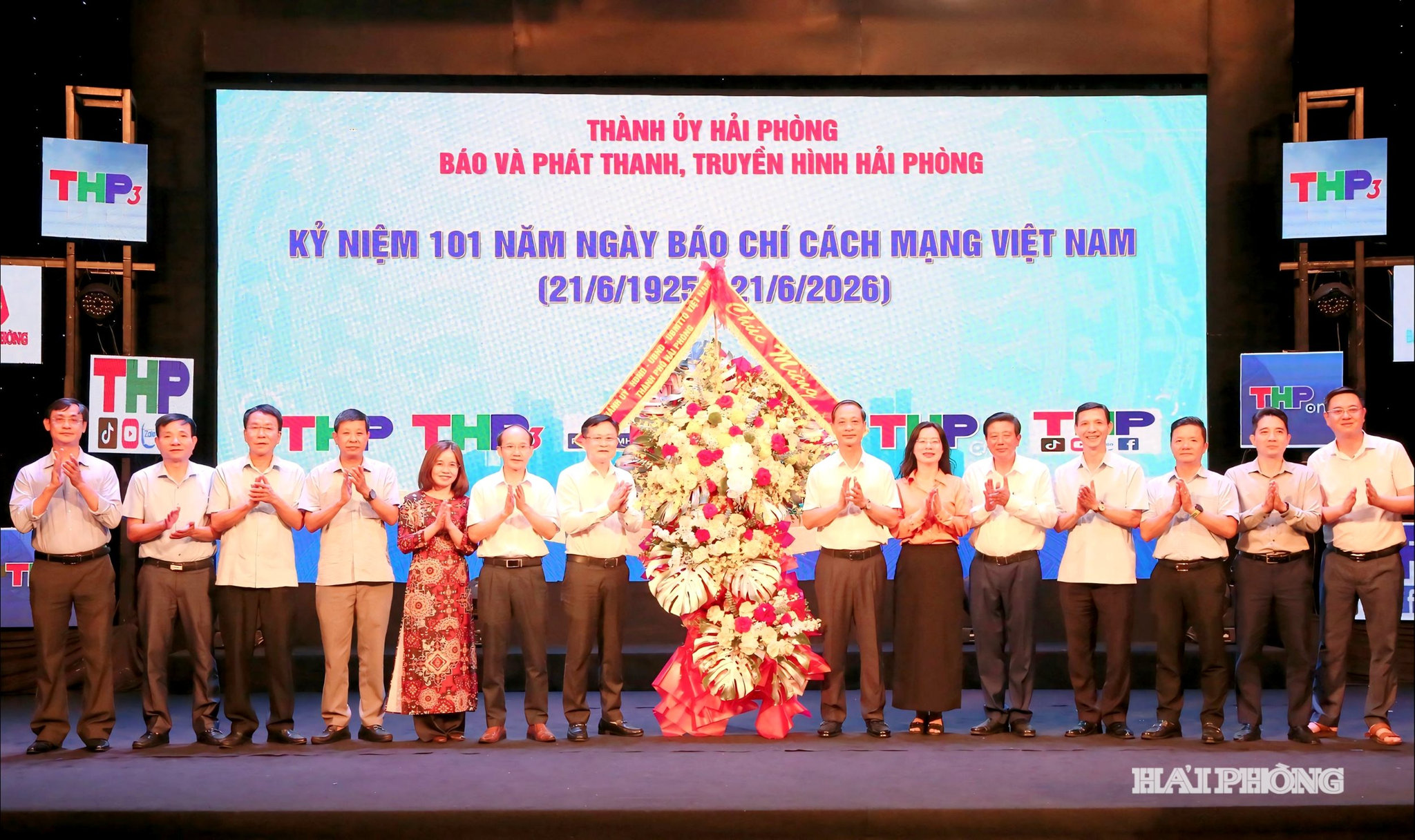 Đồng chí Đỗ Mạnh Hiến, Phó Bí thư Thường trực Thành ủy tặng hoa chúc mừng cơ quan Báo và Phát thanh Truyền hình Hải Phòng nhân kỷ niệm 101 năm Ngày Báo chí Cách mạng Việt Nam