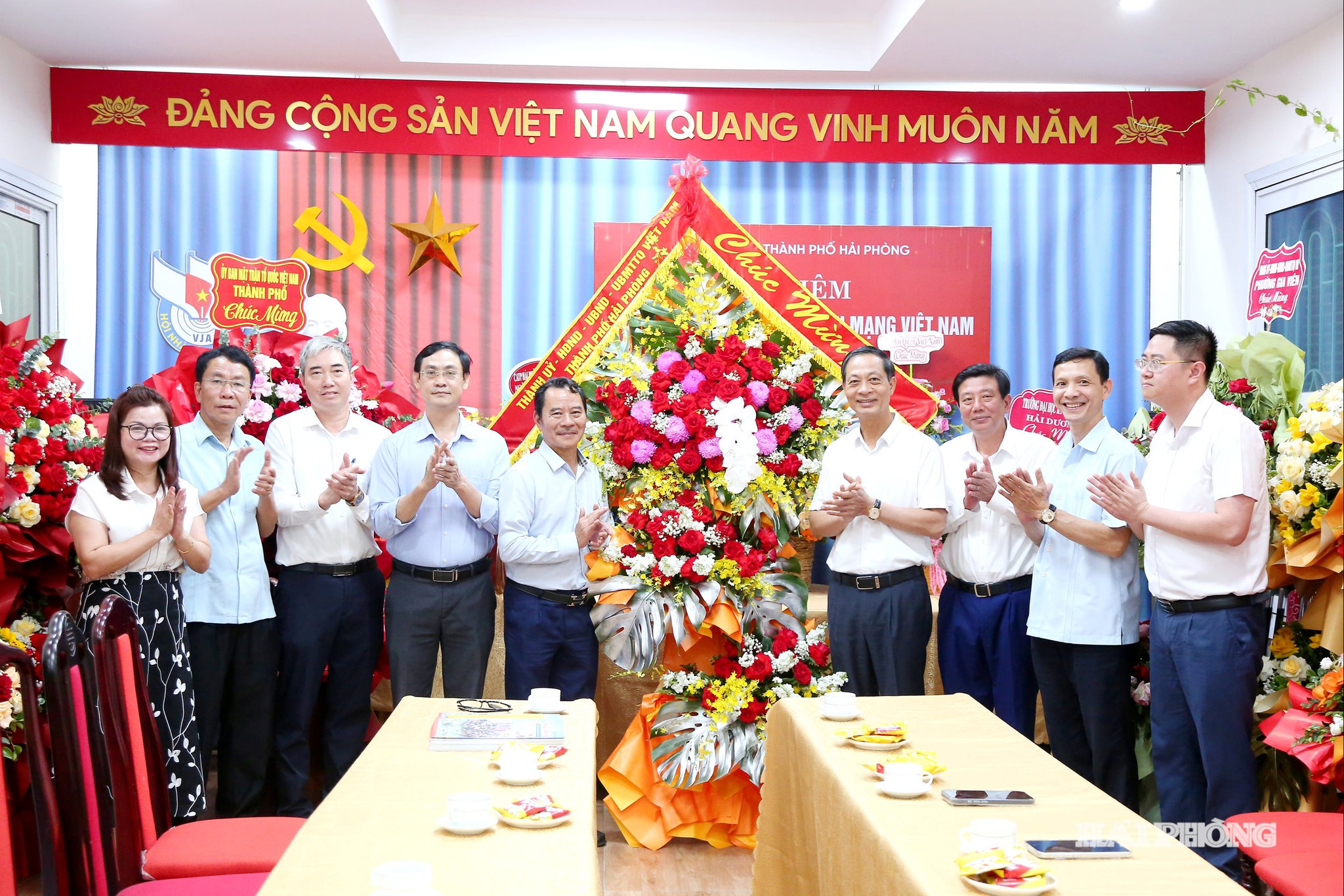 Đồng chí Đỗ Mạnh Hiến, Phó Bí thư Thường trực Thành ủy tặng hoa chúc mừng Hội nhà báo Việt Nam thành phố Hải Phòng