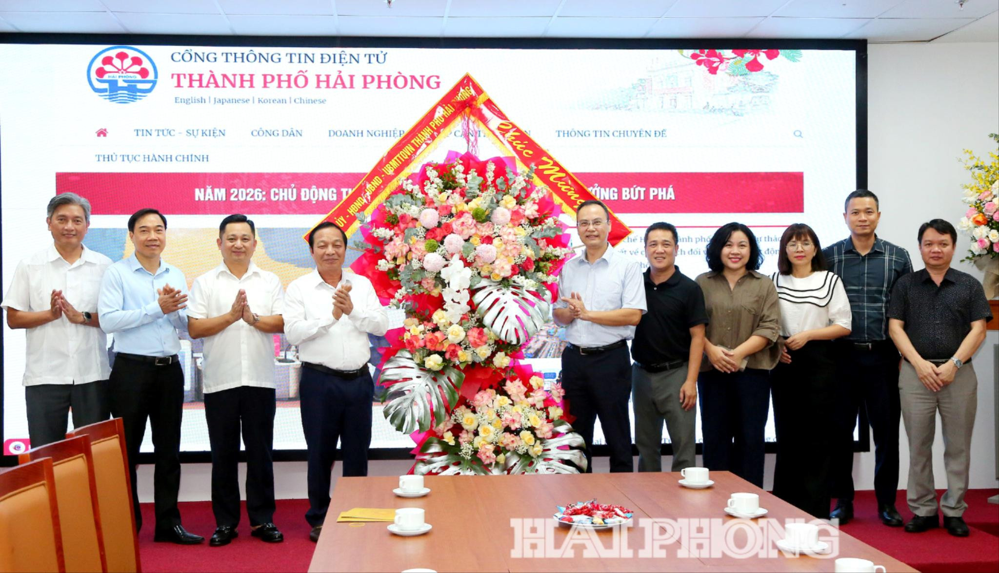 Đồng chí Lê Văn Hiệu, Phó bí thư Thành ủy, Chủ tịch HĐND thành phố tặng hoa chúc mừng Cổng Thông tin điện tử thành phố