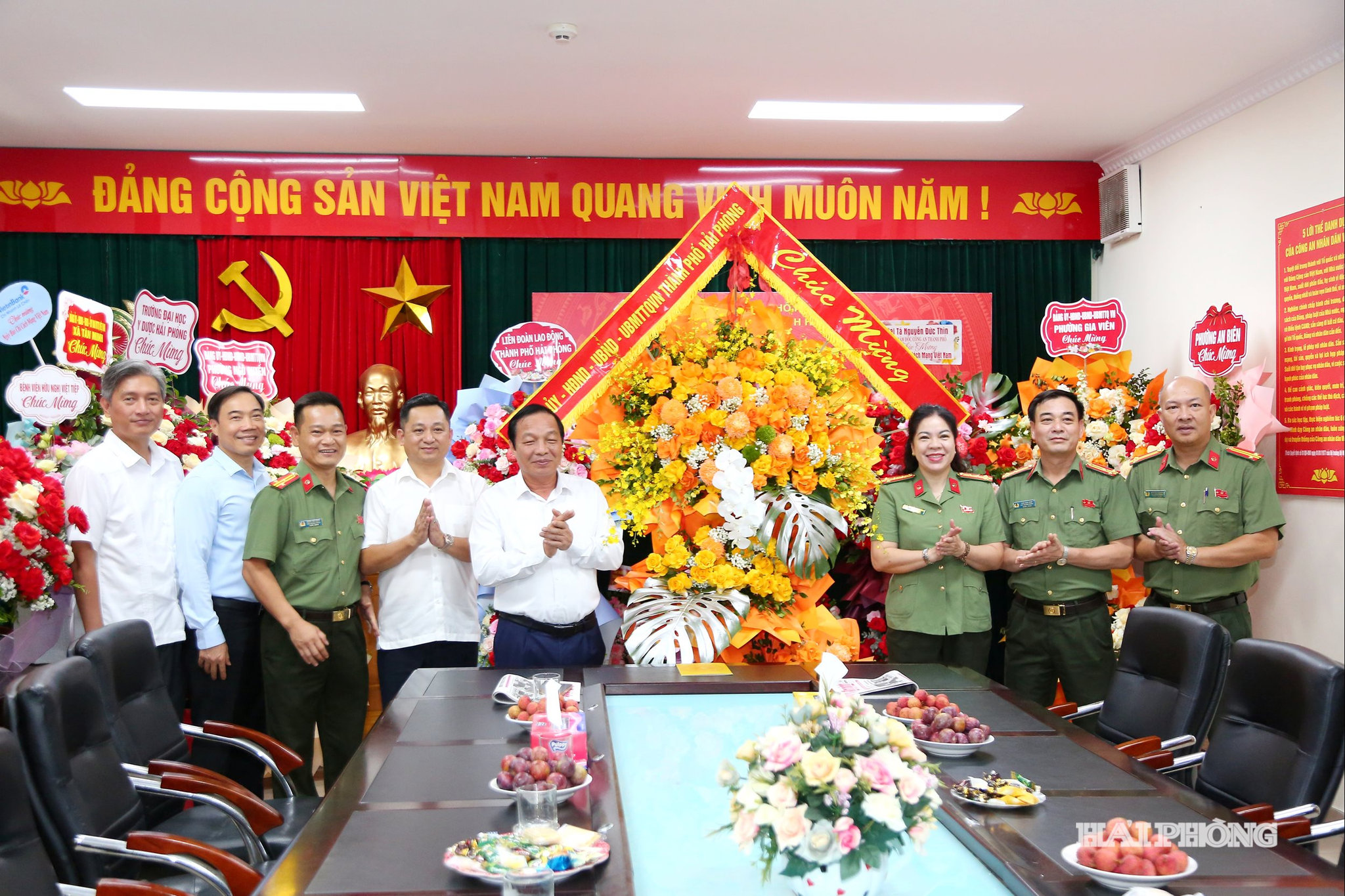 Đồng chí Lê Văn Hiệu, Phó bí thư Thành ủy, Chủ tịch HĐND thành phố tặng hoa chúc mừng Chuyên đề Báo An ninh Hải Phòng nhân kỷ niệm 101 năm Ngày Báo chí Cách mạng Việt Nam