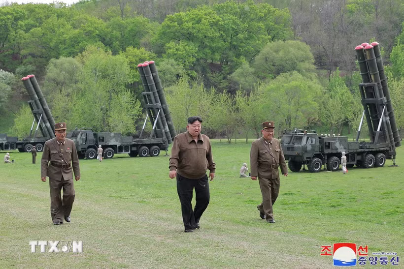 Nhà lãnh đạo Triều Tiên Kim Jong-un (giữa) chỉ đạo một cuộc tập trận phản công hạt nhân với sự tham gia của các đơn vị tên lửa đa nòng siêu lớn. (Ảnh: Yonhap/TTXVN)