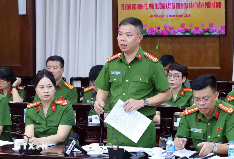 Thượng tá Đỗ Thế Thắng, Phó trưởng phòng cơ quan cảnh sát điều tra về kinh tế, tham nhũng, buôn lậu và môi trường trả lời câu hỏi của các cơ quan báo chí. (Ảnh: Trung Kiên/TTXVN)
