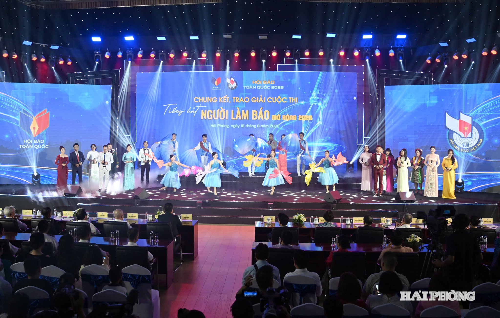 thi-sinh-bieu-dien.jpg
