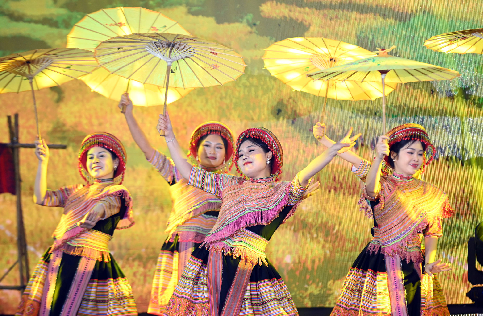 thi-sinh-mua-phu-hoa-0b2630b807fc295f135e2e26574004da.jpg