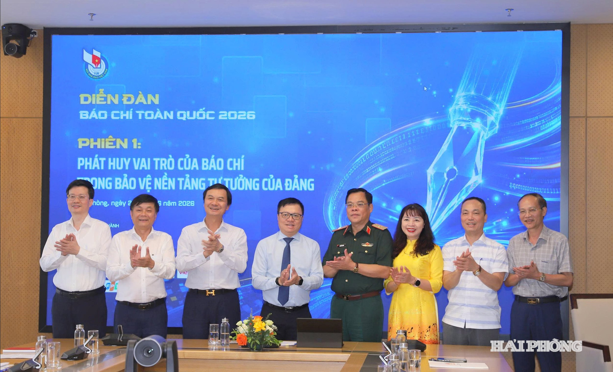 Đồng chí Lê Quốc Minh cùng các đại biểu, diễn giả tham dự tọa đàm.