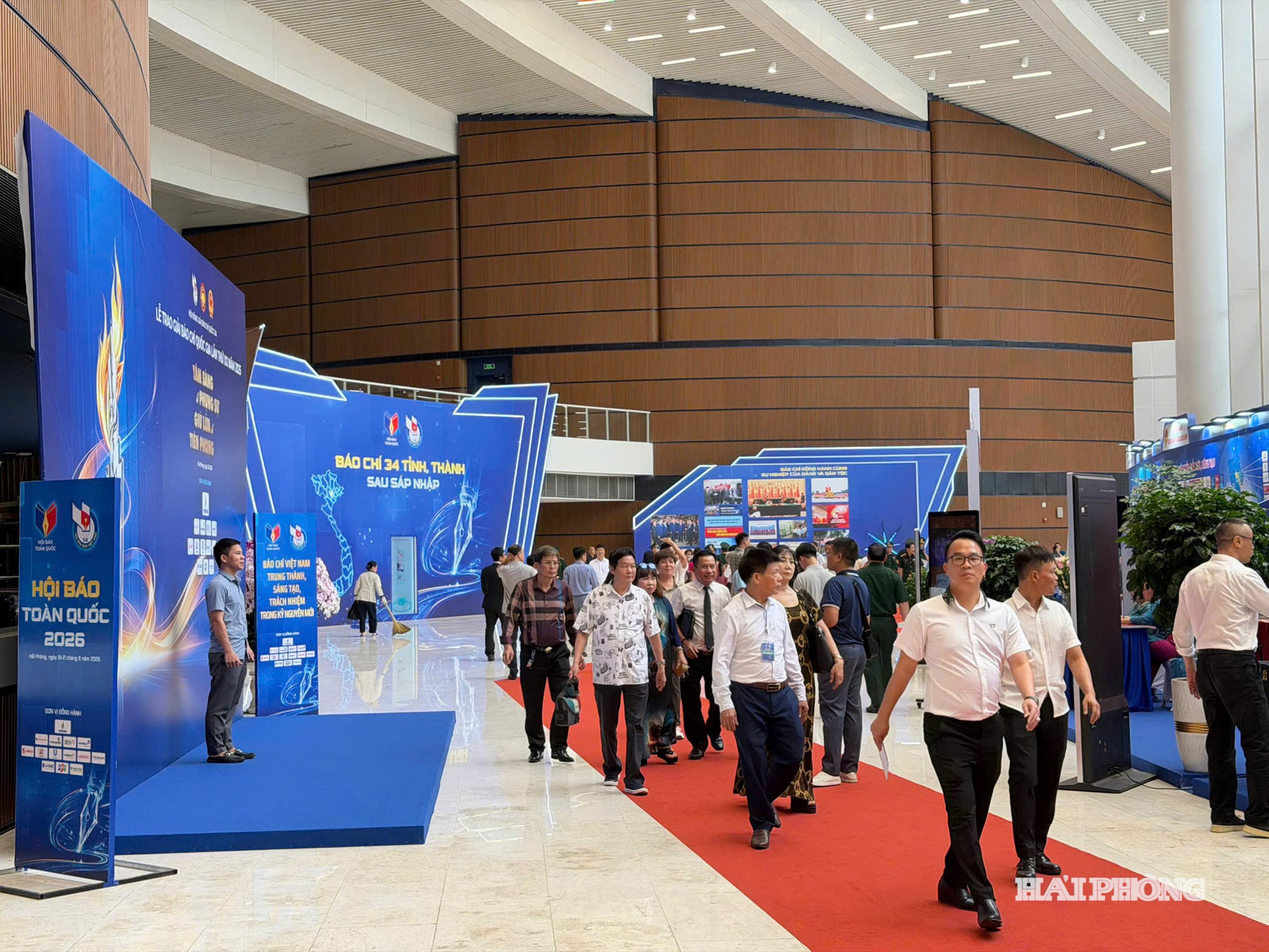 Đông đảo khách tham quan tìm hiểu các gian trưng bày tại Hội Báo toàn quốc 2026.