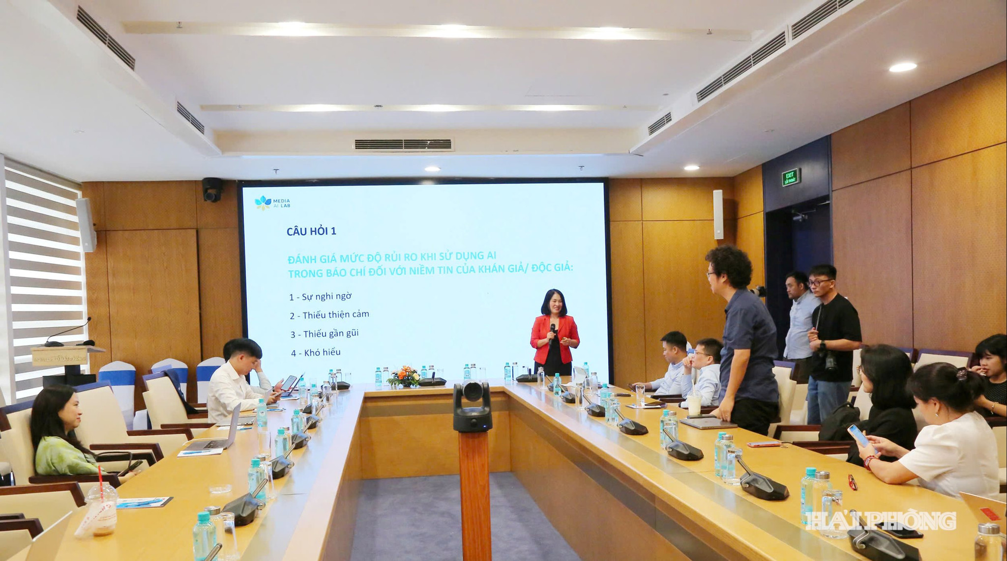 Hoạt động đối thoại sôi nổi trong phiên thảo luận