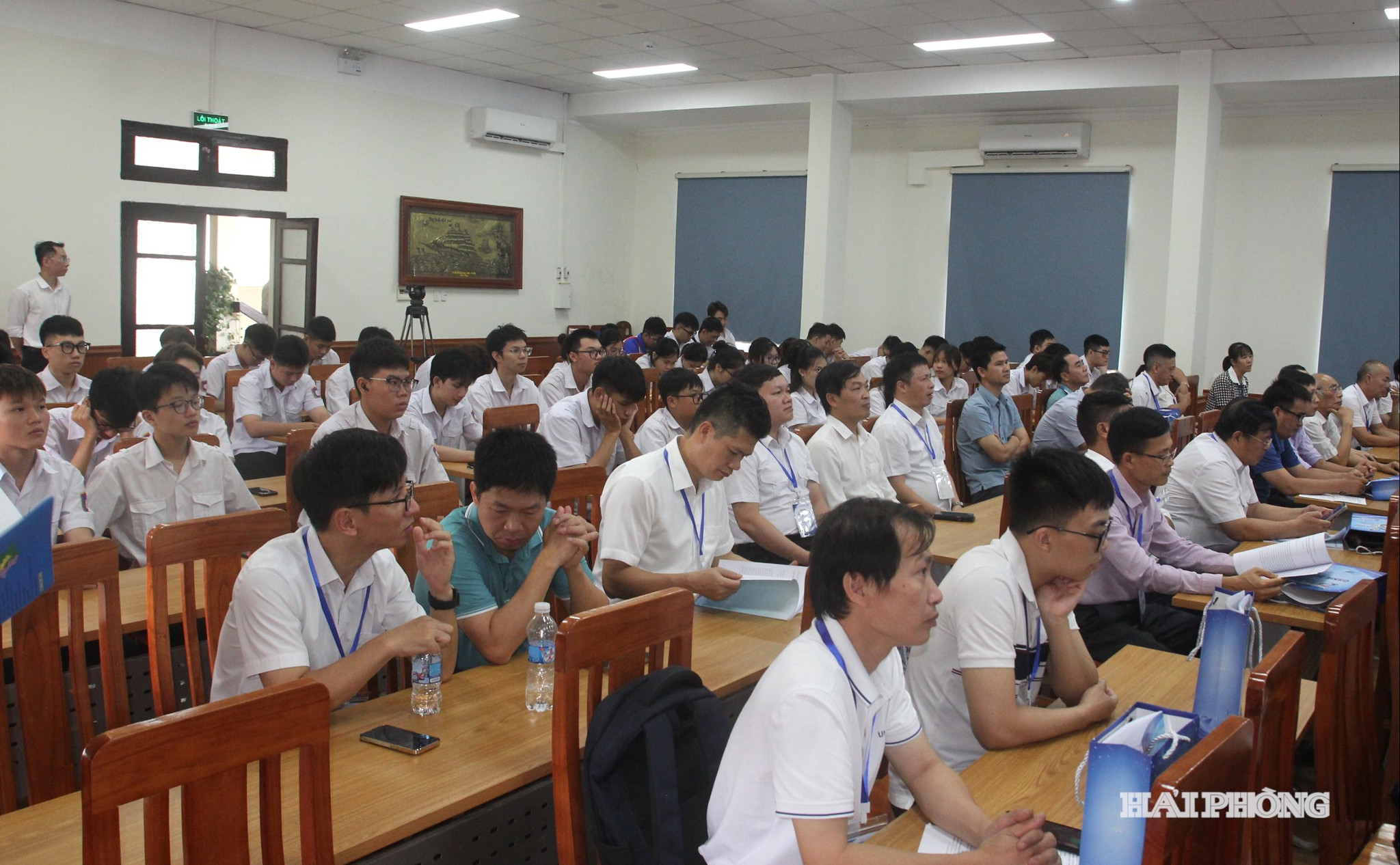 Các chuyên gia, nhà khoa học, giảng viên, sinh viên tham gia hội thảo