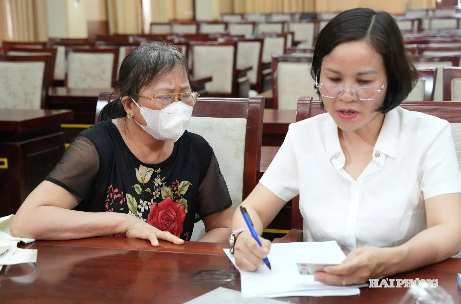 Cán bộ Bảo hiểm xã hội cơ sở Hải Dương hướng dẫn thủ tục, quy trình làm lại uỷ quyền nhận lương hưu, trợ cấp bảo hiểm xã hội.