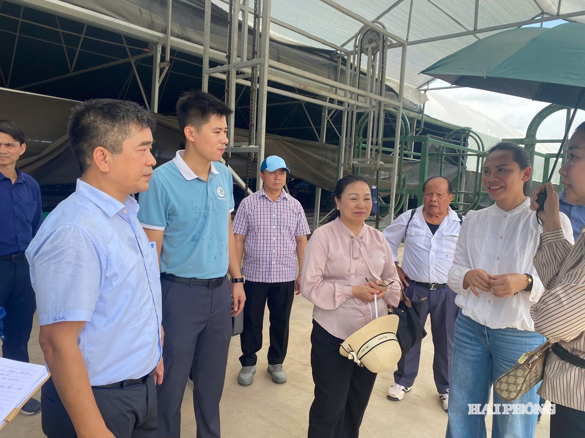 Đoàn đến thăm quan mô hình nuôi giun trùn quế tại Hợp tác xã Đầu tư và Phát triển Sông Giá, phường Lưu Kiếm
