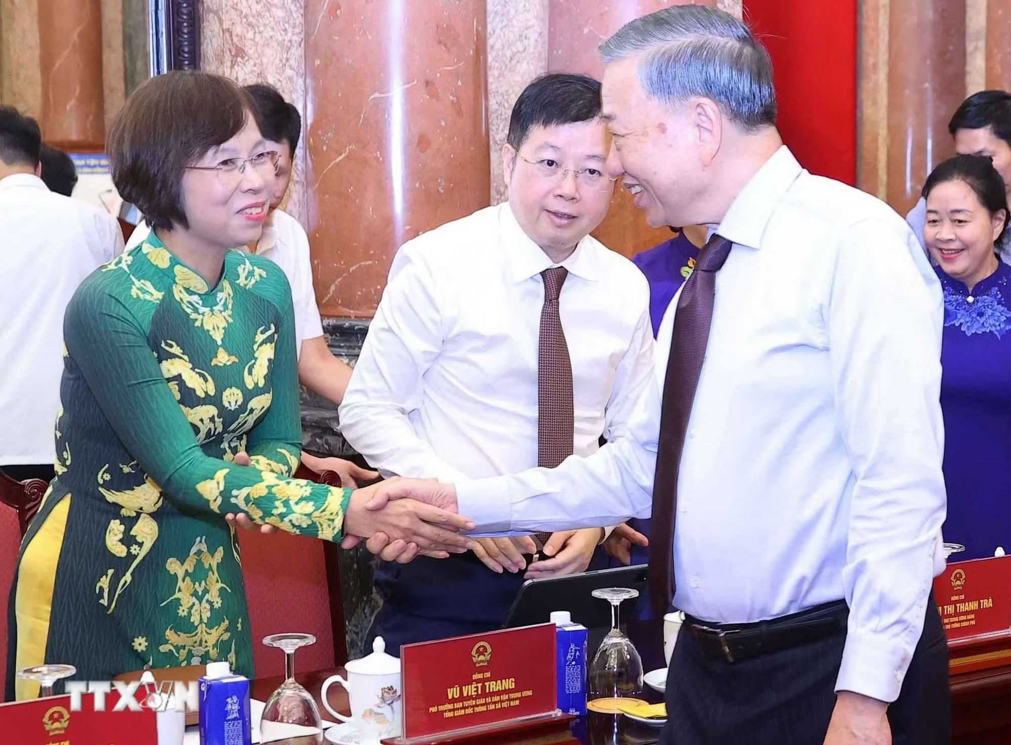 ttxvn-1806-tong-bi-thu-nha-bao-tieu-bieu-4.jpg