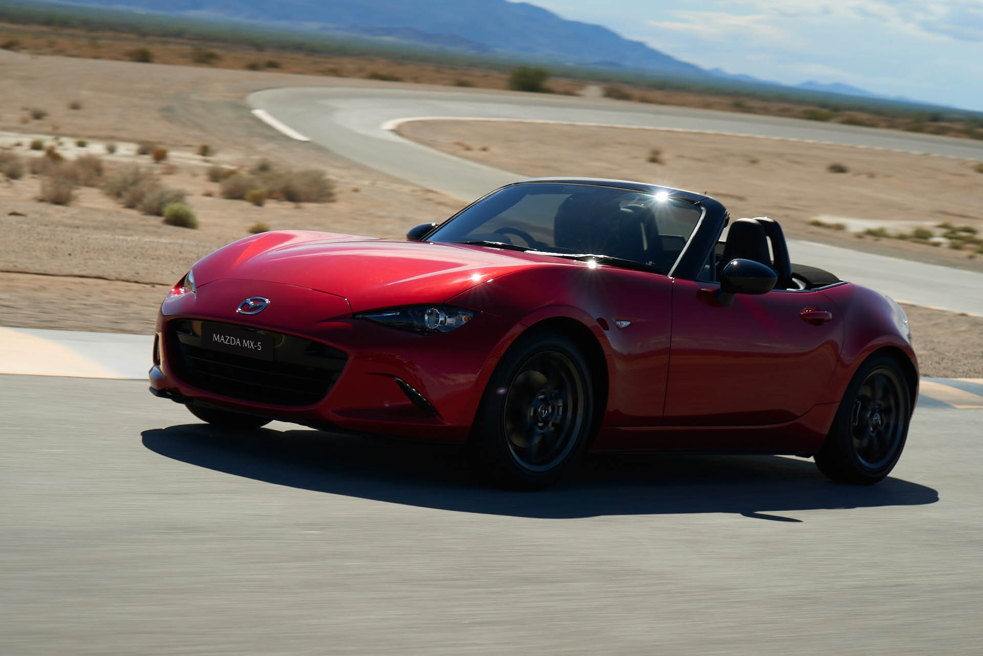 Mazda MX-5 sở hữu thiết kế Kodo đặc trưng kết hợp kiểu dáng roadster mui trần, hướng đến cảm giác tự do và trải nghiệm lái giàu cảm xúc. (Ảnh: Mazda)