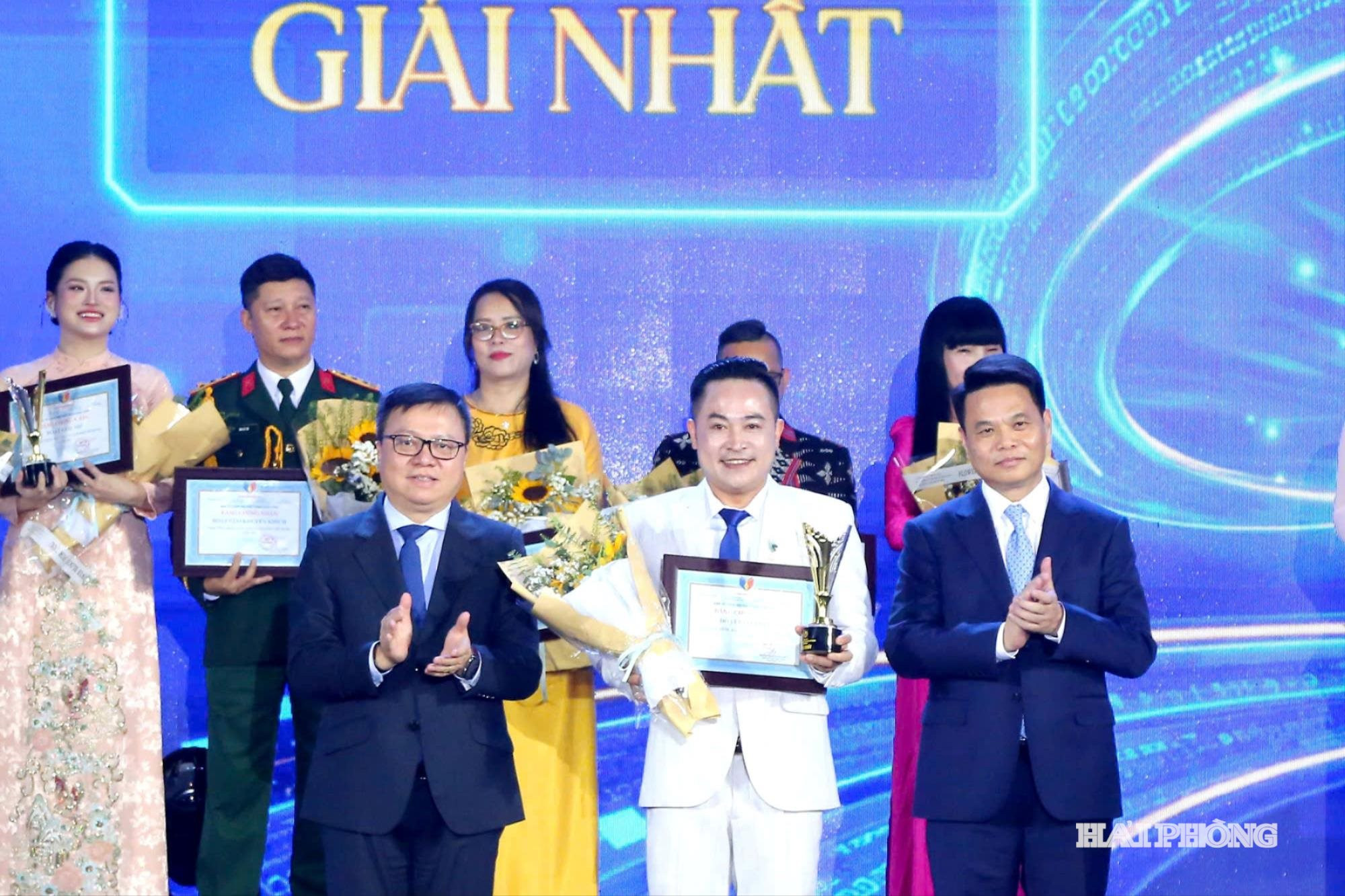 giai-nhat-ee886f2c9d85a09fde1f70b8d12c402f-2-.jpg