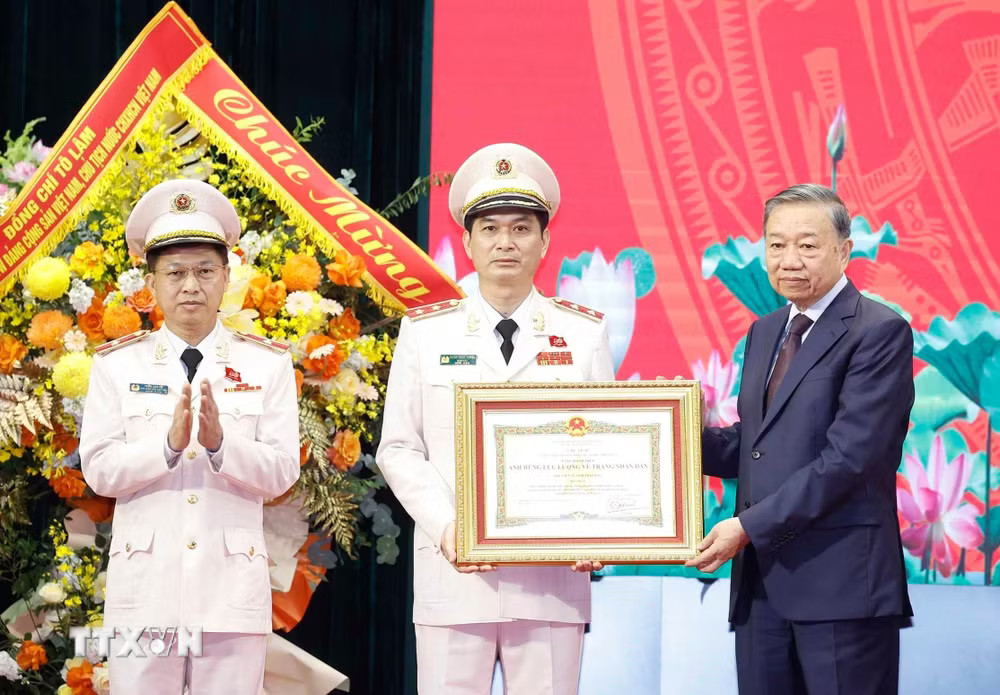 Tổng Bí thư, Chủ tịch nước Tô Lâm trao Danh hiệu Anh hùng Lực lượng Vũ trang Nhân dân tặng Học viện An ninh nhân dân. (Ảnh: Thống Nhất/TTXVN) ttxvn-tong-bi-thu-chu-tich-nuoc-du-le-ky-niem-80-ngay-truyen-thong-hoc-vien-an-ninh-nhan-dan-8840665-5.jpg