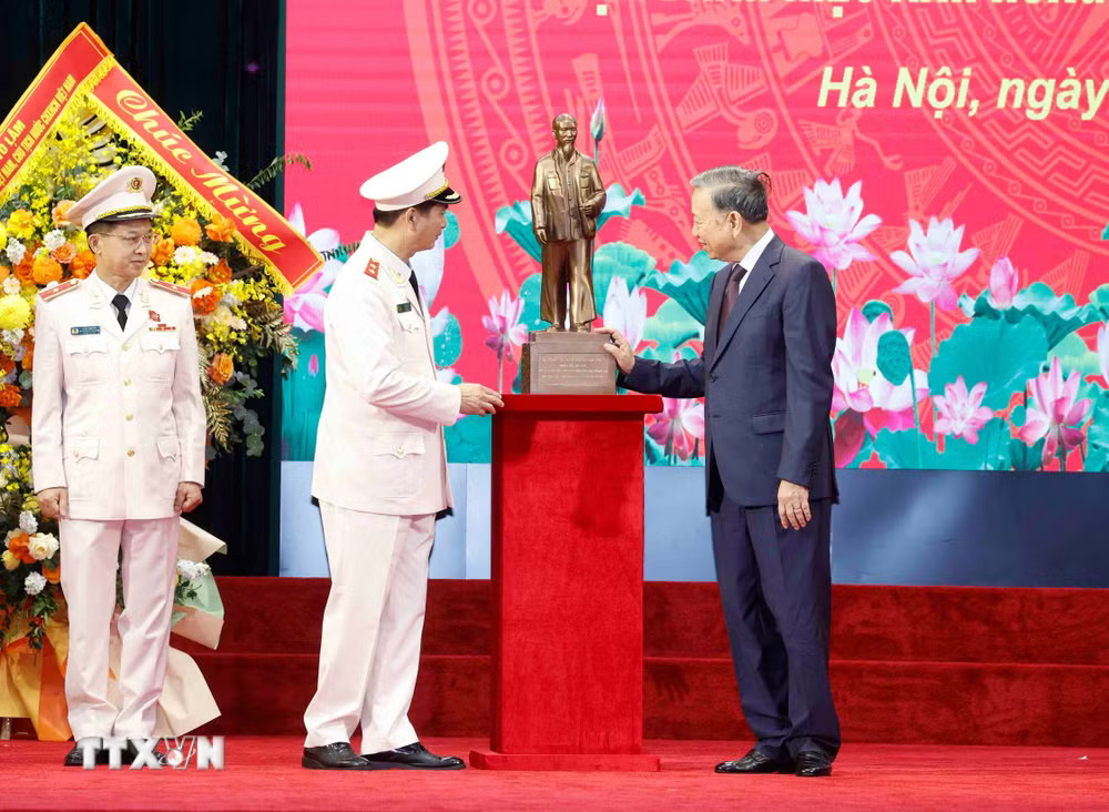 Tổng Bí thư, Chủ tịch nước Tô Lâm tặng bức tượng Chủ tịch Hồ Chí Minh cho Học viện An ninh nhân dân. (Ảnh: Thống Nhất-Phạm Kiên/TTXVN) ttxvn-tong-bi-thu-chu-tich-nuoc-du-le-ky-niem-80-ngay-truyen-thong-hoc-vien-an-ninh-nhan-dan-8840665-7.jpg