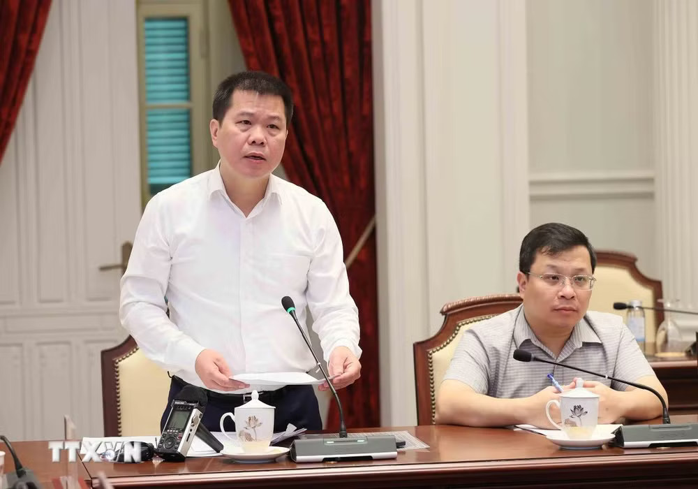 Vụ trưởng Vụ Pháp chế và Quản lý khoa học Tòa án Nhân dân tối cao Lê Thế Phúc thông tin chi tiết Pháp lệnh sửa đổi, bổ sung một số điều của Pháp lệnh Trình tự, thủ tục xem xét, quyết định áp dụng các biện pháp xử lý hành chính tại Tòa án nhân dân. (Ảnh: An Đăng/TTXVN) ttxvn-hop-bao-chinh-phu-2306-2.jpg