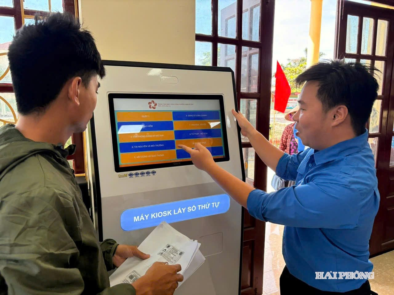 Đoàn Thanh niên phường Nam Đồ Sơn hỗ trợ người dân thực hiện thủ tục hành chính.