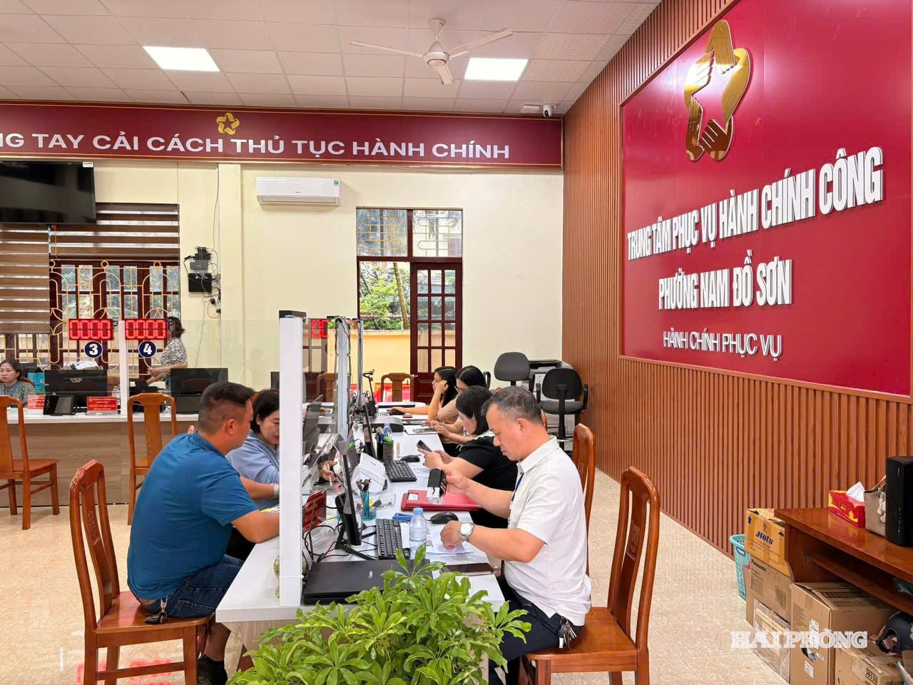 Người dân đến thực hiện các thủ tục hộ tịch tại phường Nam Đồ Sơn. Ảnh: HẢI VÂN