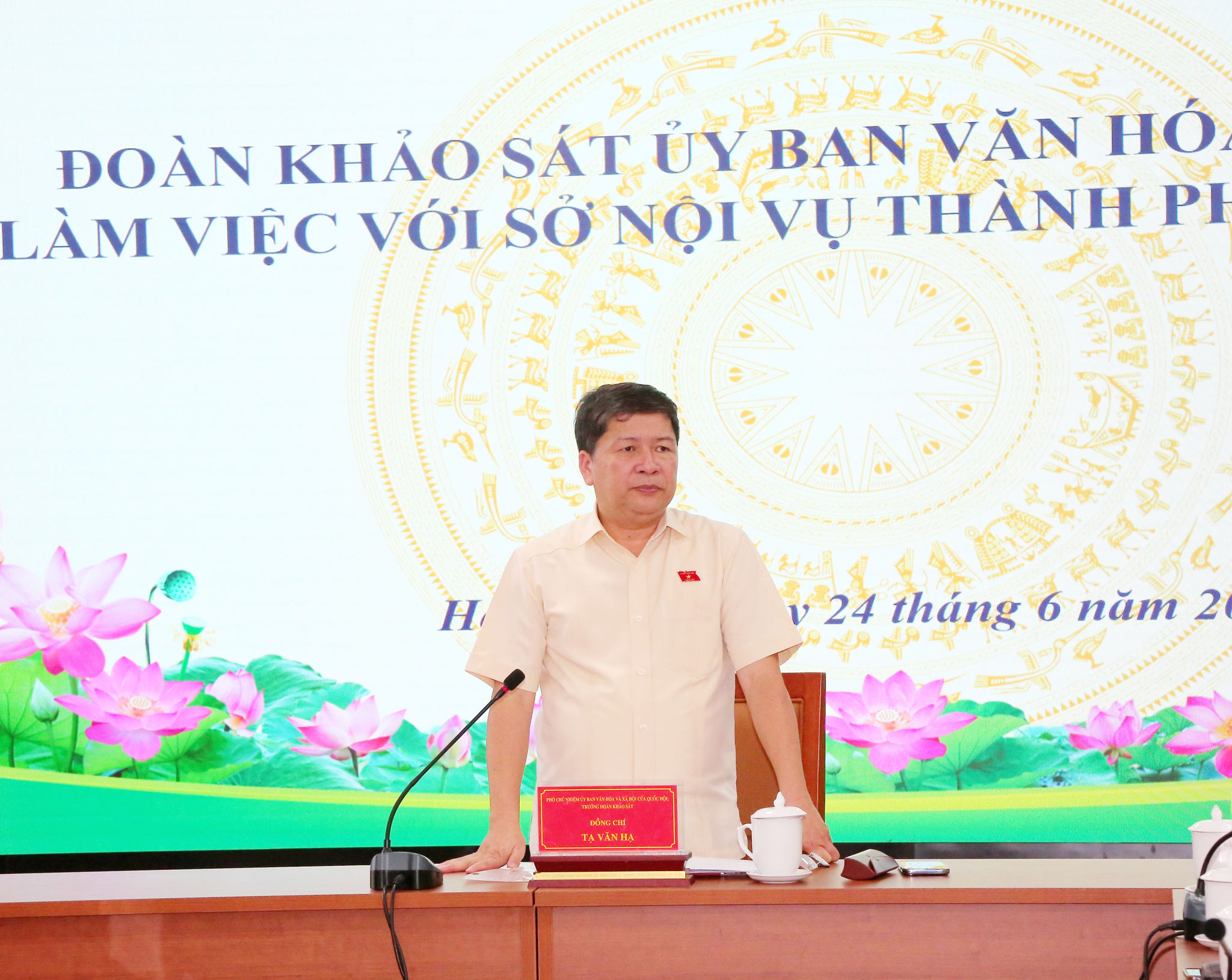 Đồng chí Tạ Văn Hạ, Phó chủ nhiệm Ủy Ban Văn hóa và Xã hội phát biểu