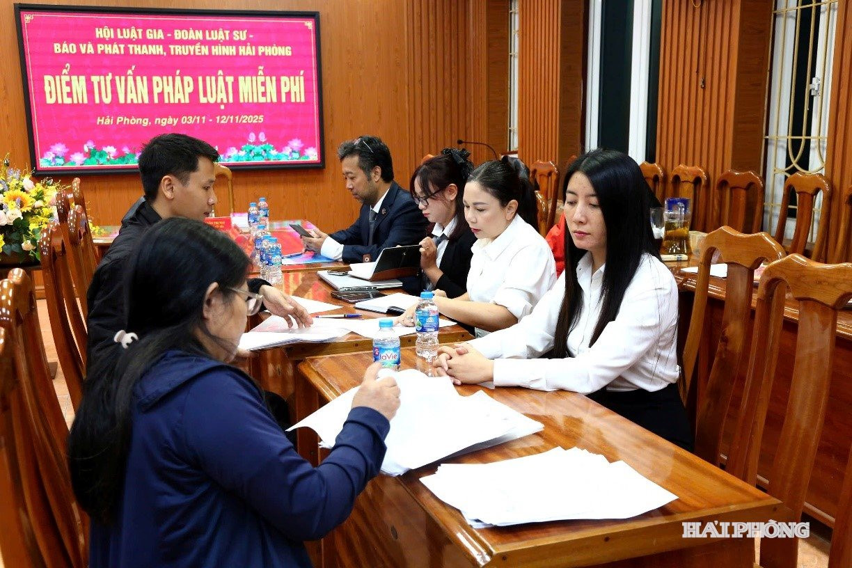 Báo và phát thanh, truyền hình Hải Phòng phối hợp Đoàn Luật sư thành phố, Hội Luật gia thành phố tư vấn pháp lý miễn phí cho người dân tại trụ sở đơn vị vào tháng 11/2025. Ảnh: ĐỖ HIỀN