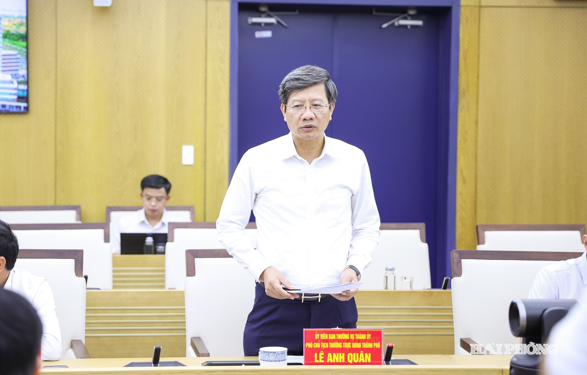 Đồng chí Lê Anh Quân, Uỷ viên Ban Thường vụ Thành uỷ, Phó Chủ tịch Thường trực UBND thành phố báo cáo tại hội nghị