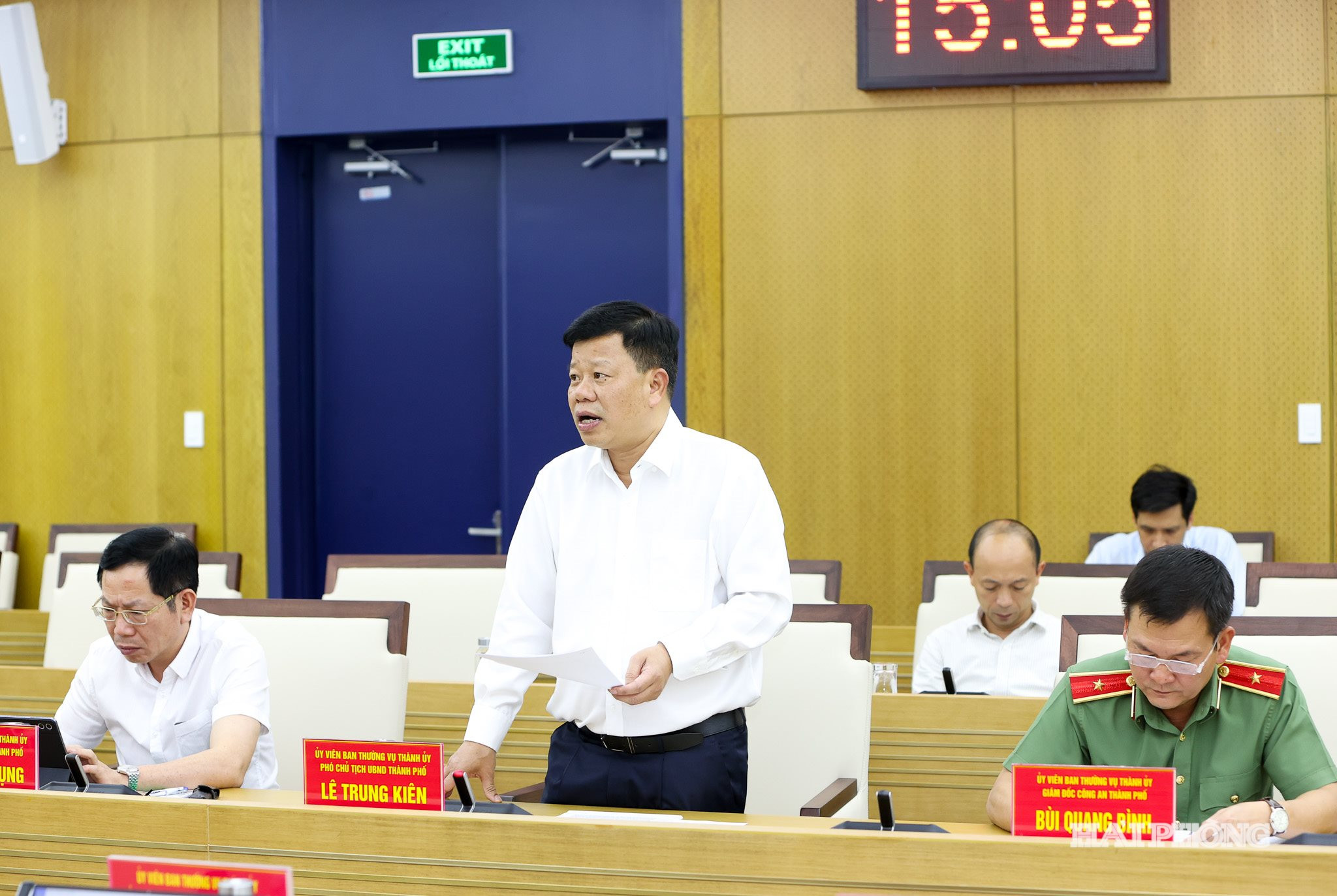 Đồng chí Lê Trung Kiên, Uỷ viên Ban Thường vụ, Phó Chủ tịch UBND thành phố báo cáo tại hội nghị