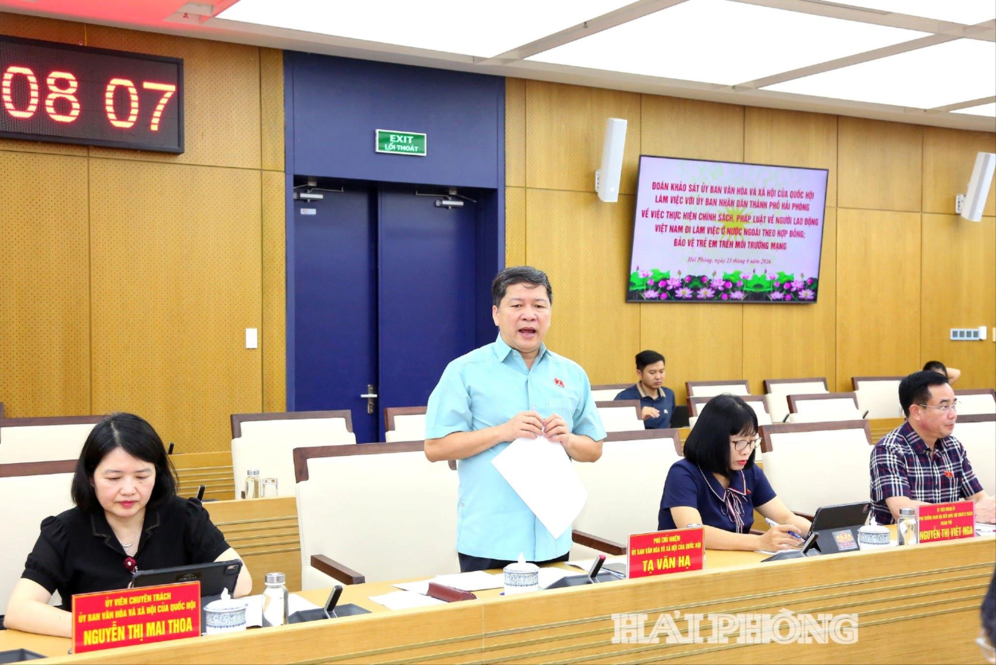 Đồng chí Tạ Văn Hạ, Phó chủ nhiệm Ủy Ban Văn hóa và Xã hội của Quốc hội phát biểu.
