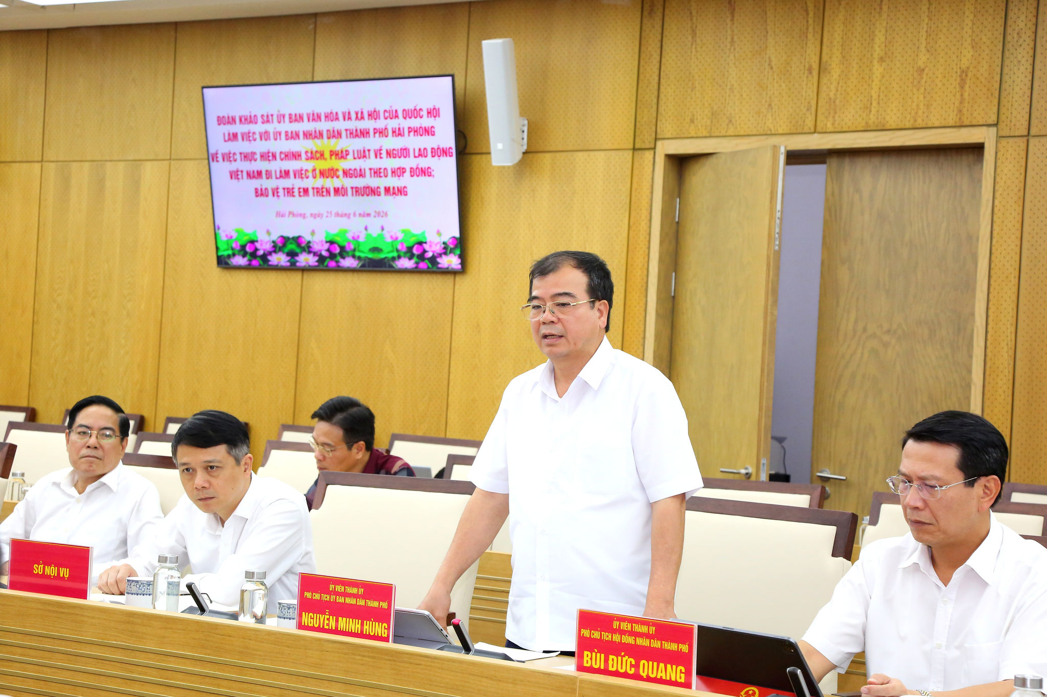 Đồng chí Nguyễn Minh Hùng, Phó chủ tịch UBND thành phố phát biểu