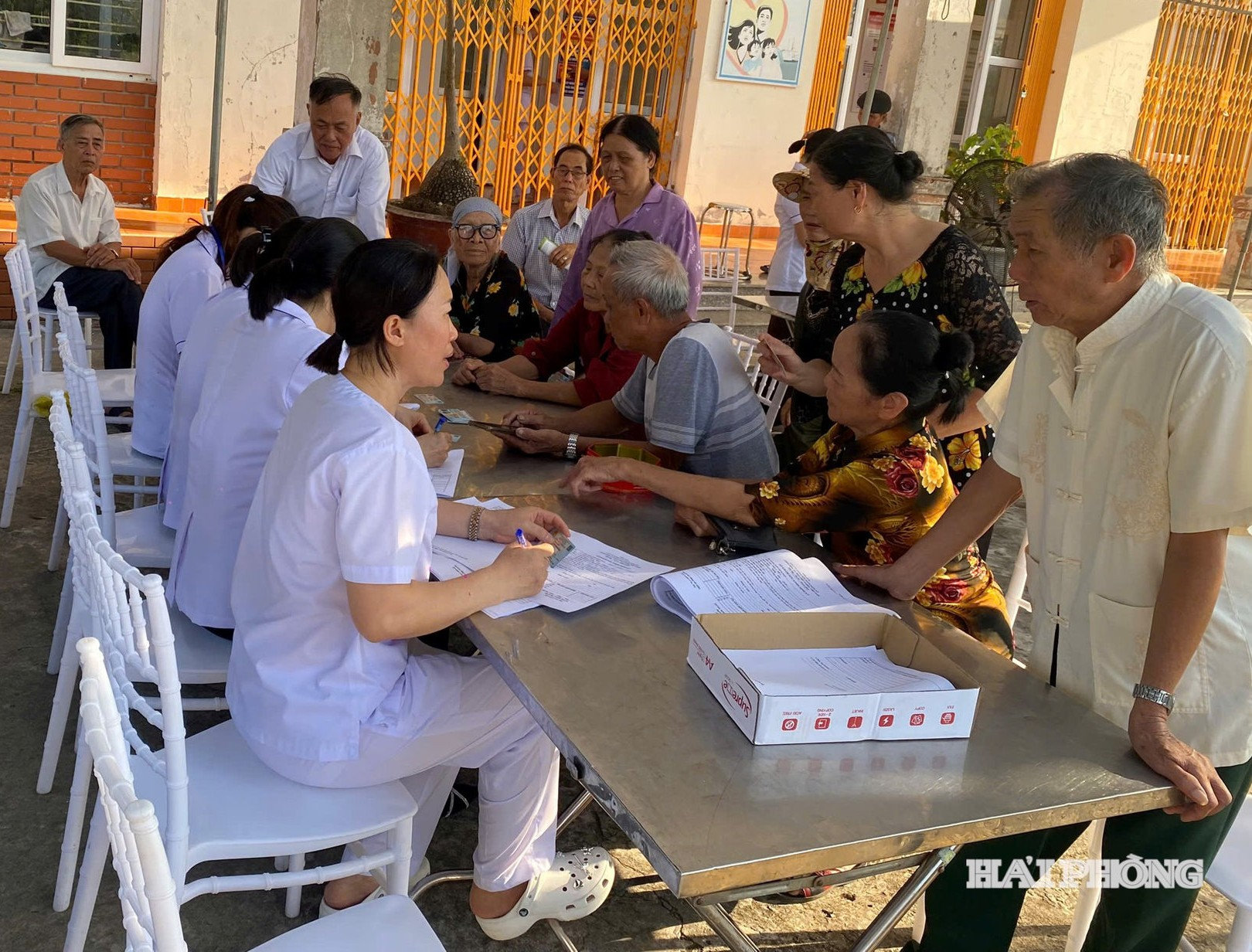 Người cao tuổi tại phường Nam Đồ Sơn đến khám bệnh miễn phí tại Trạm Y tế phường. Ảnh: HẢI VÂN