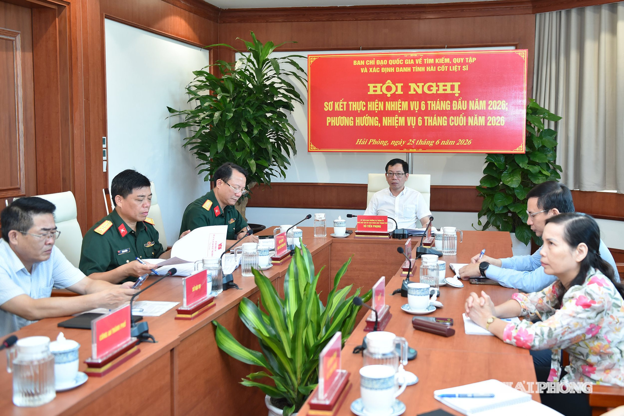 Đồng chí Vũ Tiến Phụng, Uỷ viên Ban Thường vụ Thành uỷ, Phó Chủ tịch UBND thành phố dự hội nghị trực tuyến tại điểm cầu Hảii Phòng.