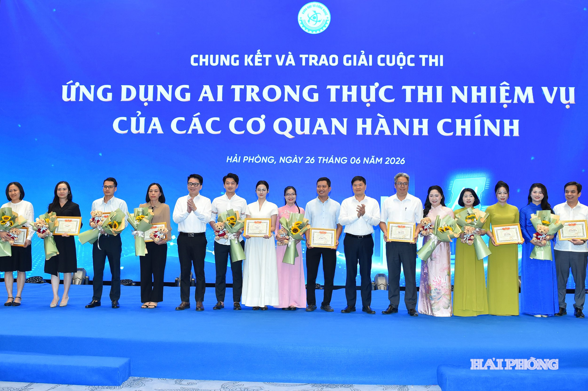 Đồng chí Hoàng Minh Cường, Phó Chủ tịch UBND thành phố cùng các đội dự vòng chung kết cuộc thi.