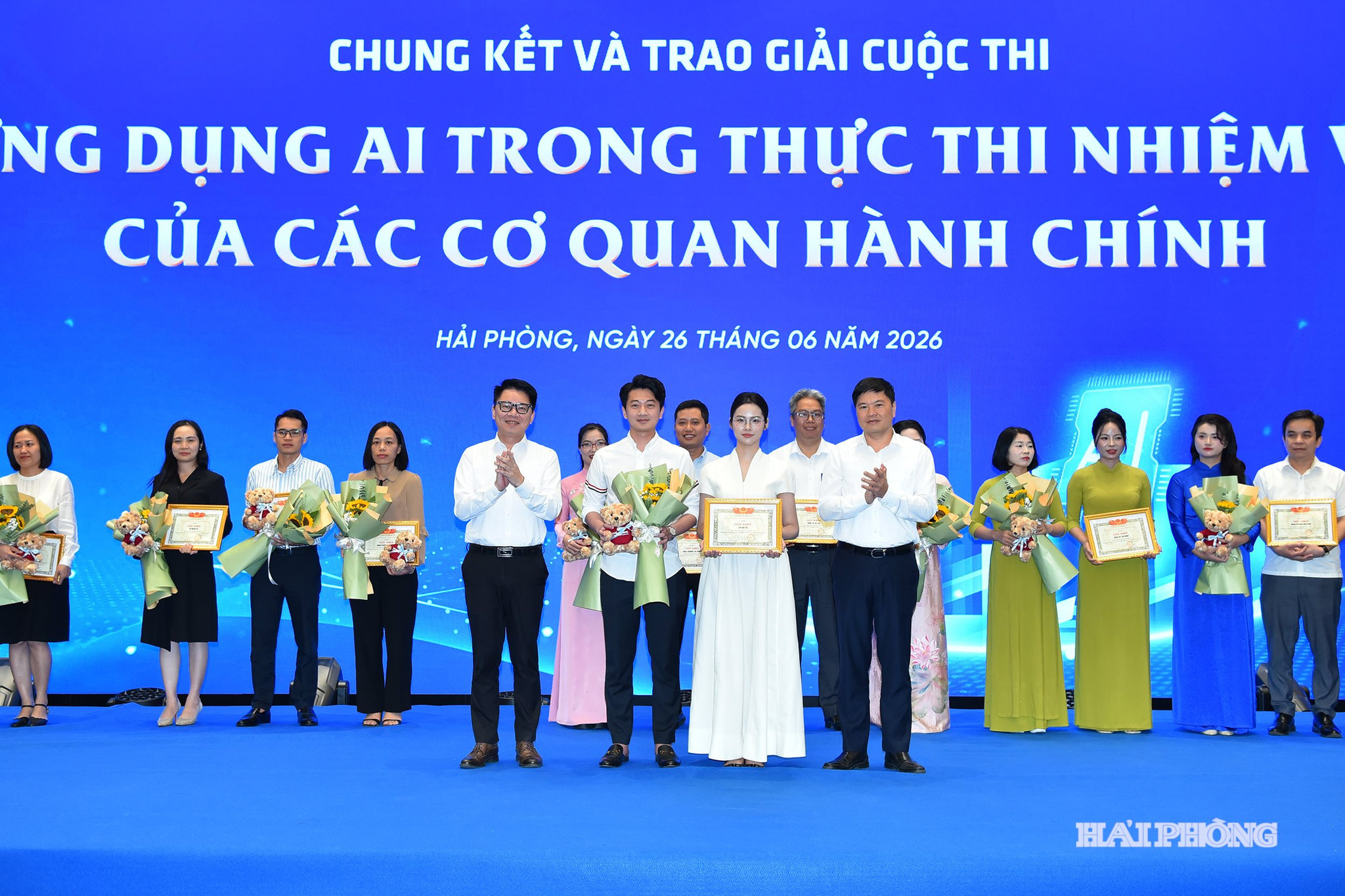Đồng chí Hoàng Minh Cường, Phó Chủ tịch UBND thành phố trao giải nhất tặng Sở Nội vụ.