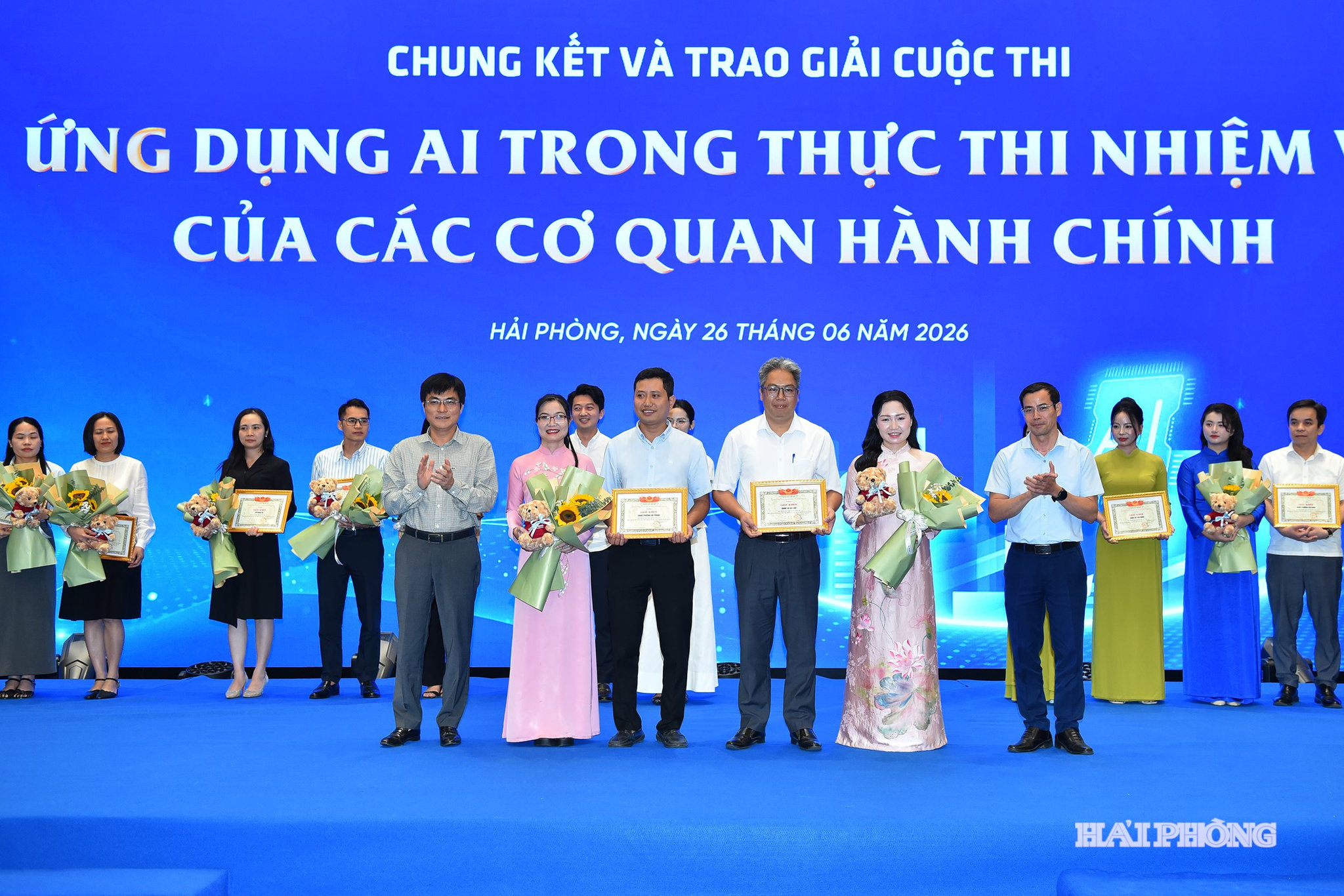Ban tổ chức trao giải nhì tặng các đội thi.