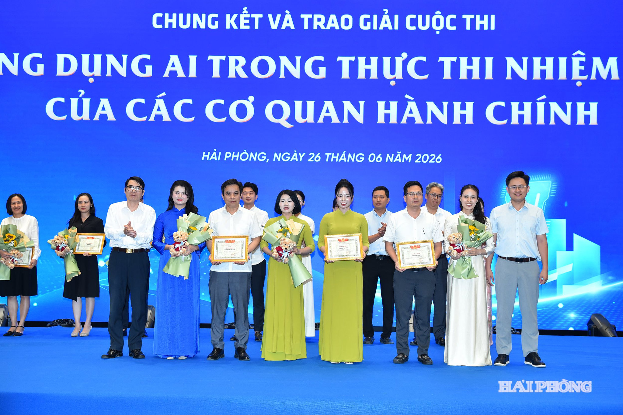 Ban tổ chức trao giải ba tặng các đội thi.