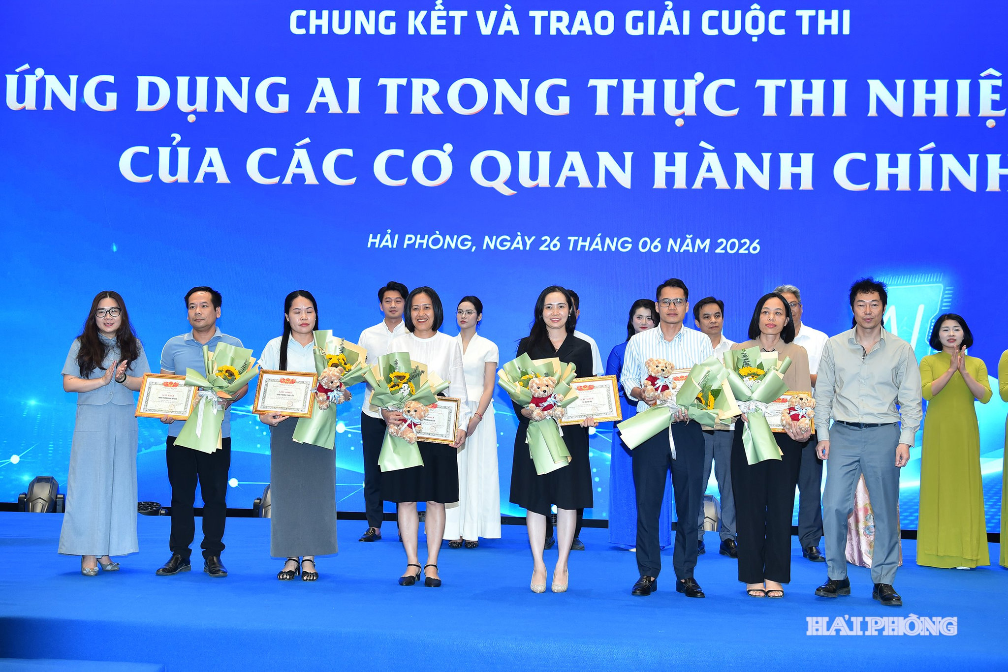 Ban tổ chức trao giải khuyến khích tặng các đội thi.