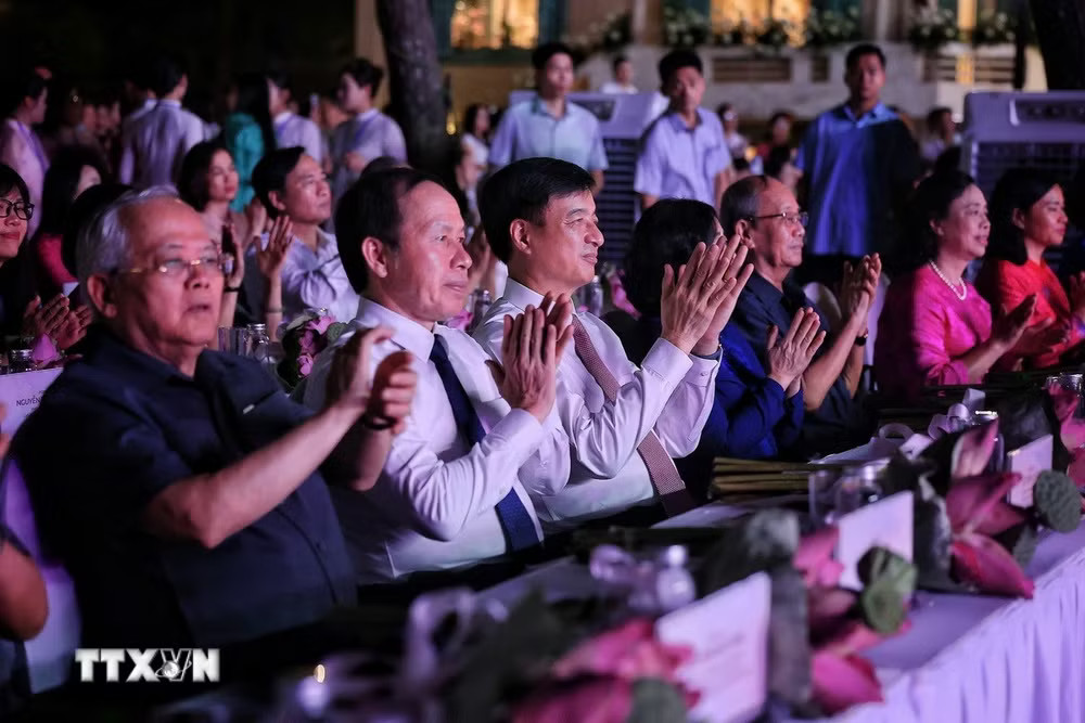 Đồng chí Nguyễn Duy Ngọc, Ủy viên Bộ Chính trị, Bí thư Trung ương Đảng, Trưởng Ban Tổ chức Trung ương cùng các đại biểu tham dự lễ khai mạc. (Ảnh: Phạm Tuấn Anh/TTXVN) ttxvn-le-hoi-sen-ha-noi-nam-2026-3.jpg