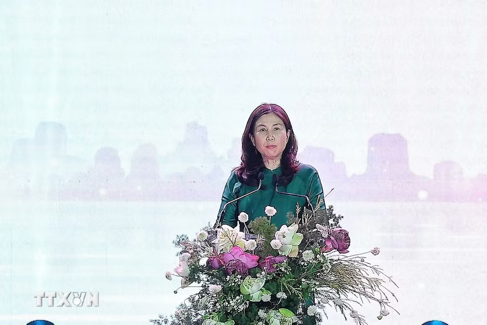 Bà Đặng Hương Giang, Giám đốc Sở Du lịch thành phố Hà Nội phát biểu khai mạc. (Ảnh: Phạm Tuấn Anh/TTXVN) ttxvn-le-hoi-sen-ha-noi-nam-2026-2.jpg