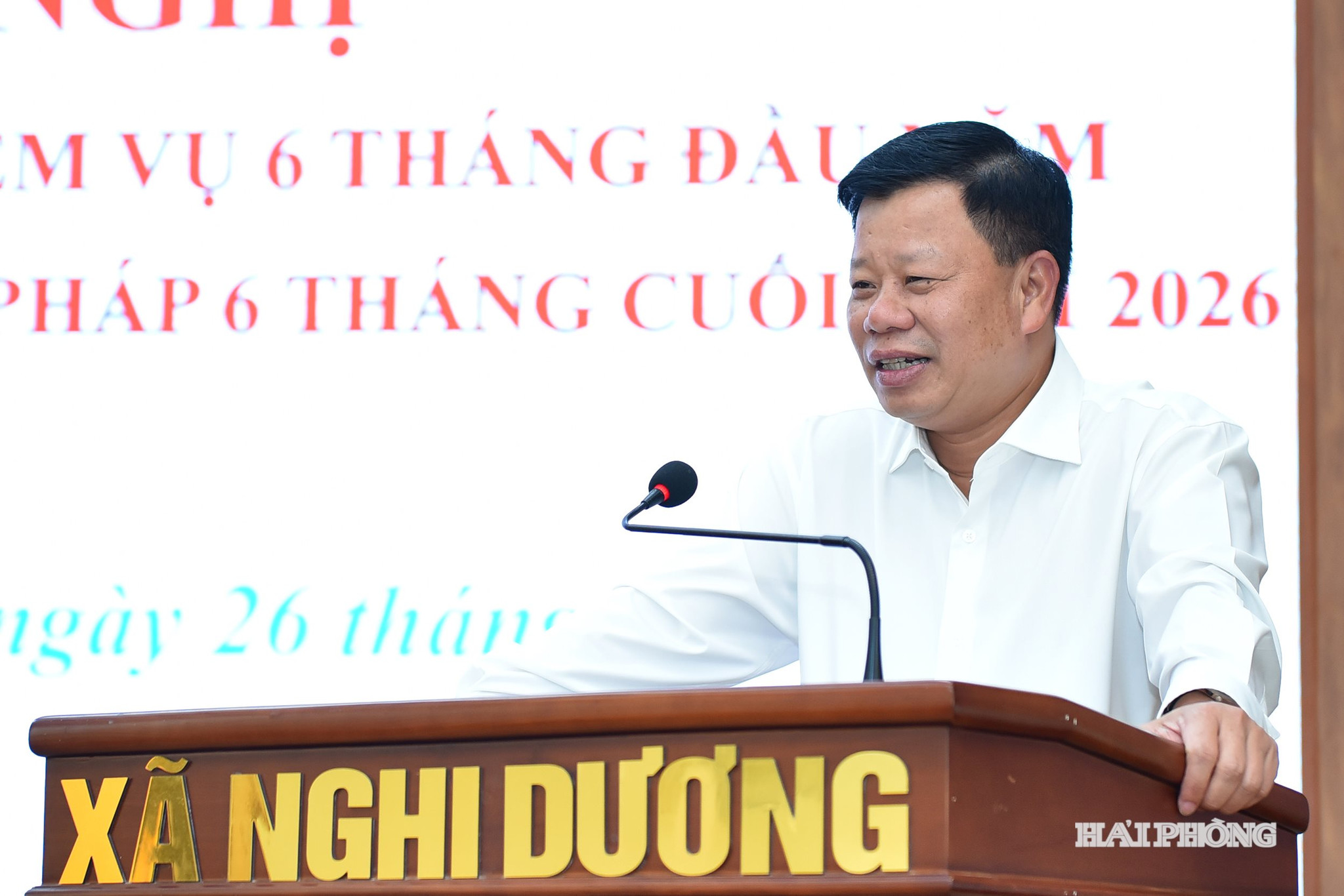 Đồng chí Lê Trung Kiên, Uỷ viên Ban Thường vụ Thành uỷ, Phó Chủ tịch UBND thành phố phát biểu tại hội nghị.