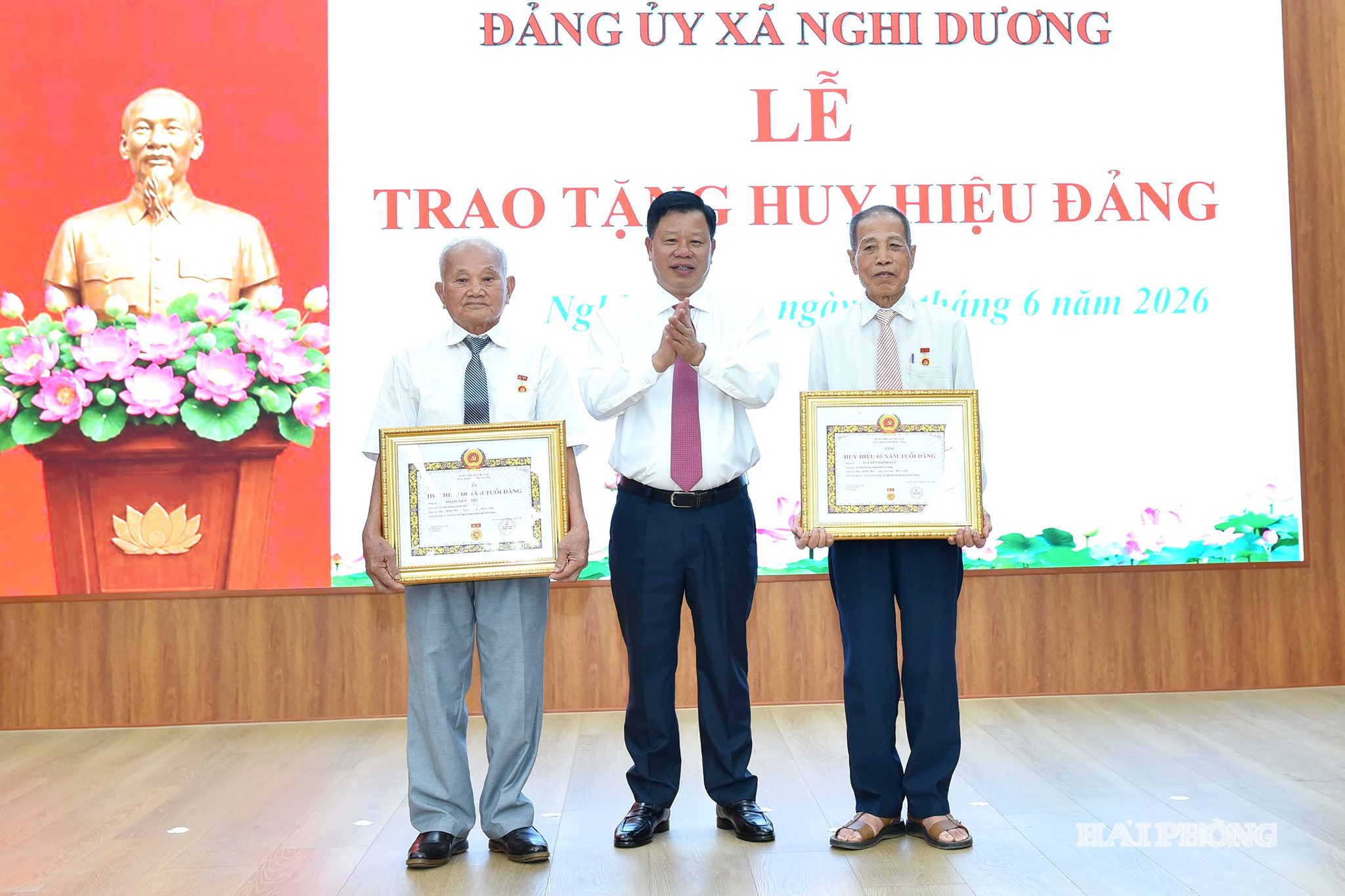 Đồng chí Lê Trung Kiên, Uỷ viên Ban Thường vụ Thành uỷ, Phó Chủ tịch UBND thành phố trao Huy hiệu Đảng tặng các đảng viên.