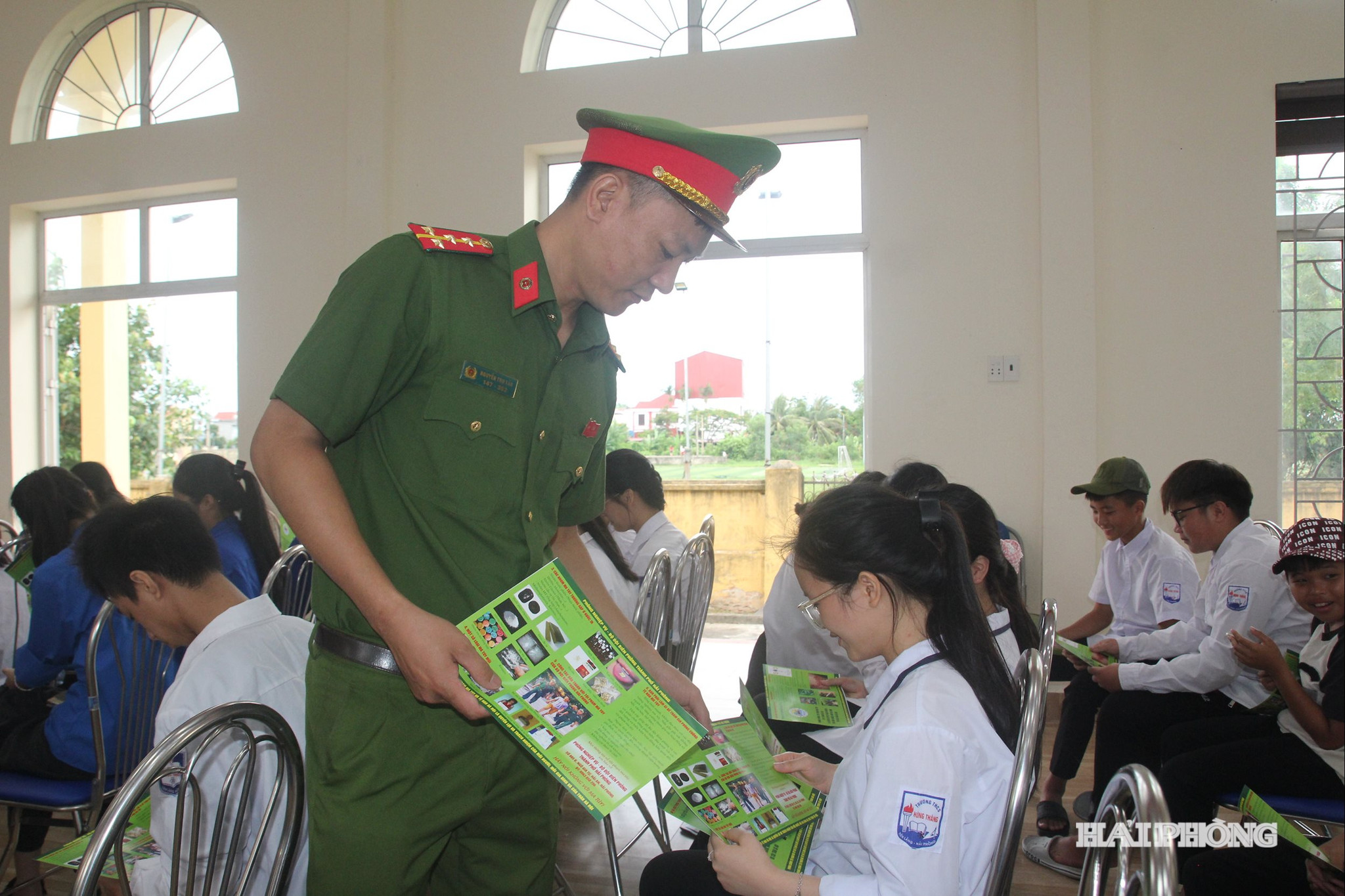 Cán bộ Công an xã Hùng Thắng tuyên truyền phòng chống ma tuý cho các em học sinh.