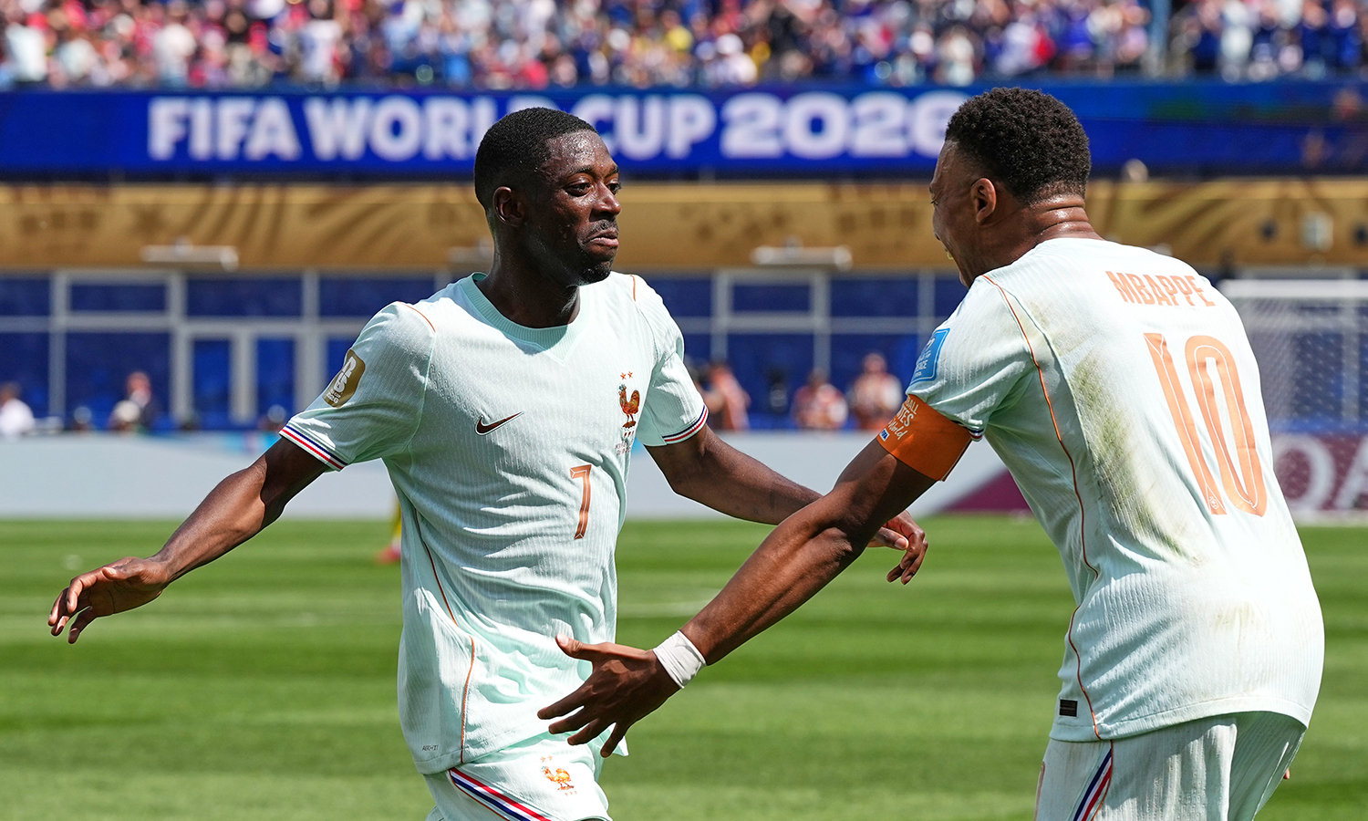 Mbappe kiến tạo 2 bàn trong cú hattrick của Dembele. (Ảnh: AP)