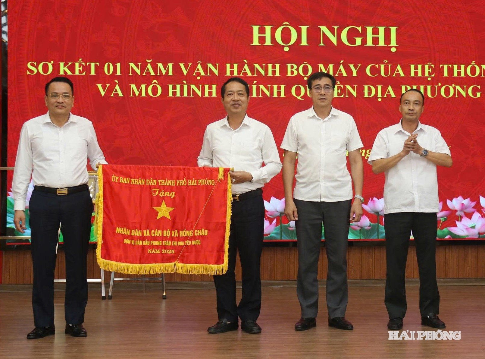 Đại diện nhân dân và cán bộ xã Hồng Châu đón nhận Cờ thi đua của UBND thành phố Hải Phòng vì có thành tích tiêu biểu, xuất sắc dẫn đầu trong phong trào thi đua yêu nước Cụm thi đua số 13 năm 2025.