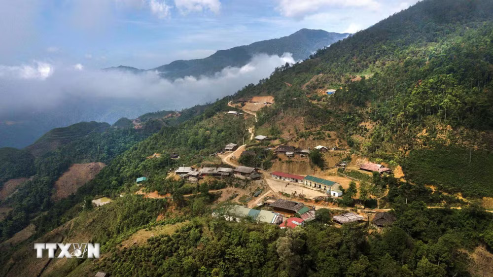 Bản Làng Sáng, Tà Xùa thu hút du khách ưa mạo hiểm nhờ vẻ đẹp hoang sơ, biển mây quanh năm và những cung đường phượt đầy thử thách. (Ảnh: Trọng Đạt/TTXVN) ttxvn-buoc-chan-nho-den-lop-giua-may-nui-ta-xua-son-la-8.jpg