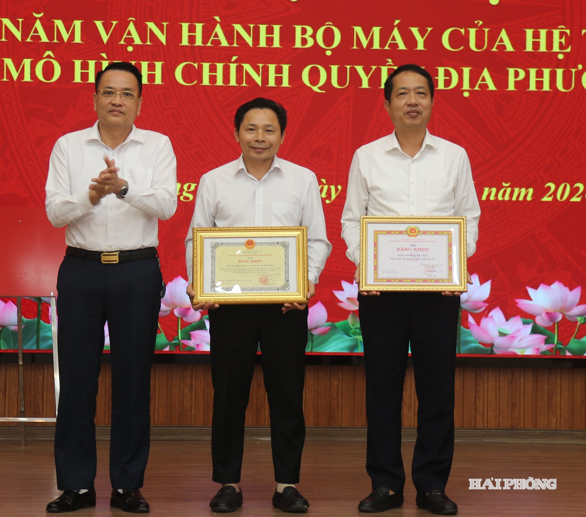 Đảng bộ xã Hồng Châu được nhận bằng khen của Thành uỷ Hải Phòng vì đạt tiêu chuẩn hoàn thành xuất sắc nhiệm vụ tiêu biểu năm 2025 và Đảng bộ, chính quyền và nhân dân xã được nhận bằng khen của Chủ tịch UBND thành phố vì có thành tích xuất sắc trong công tác tham mưu, lãnh đạo, chỉ đạo và tổ chức thực hiện, tham gia trực tiếp quá trình sắp xếp đơn vị hành chính các cấp và hoạt động của chính quyền địa phương 2 cấp.