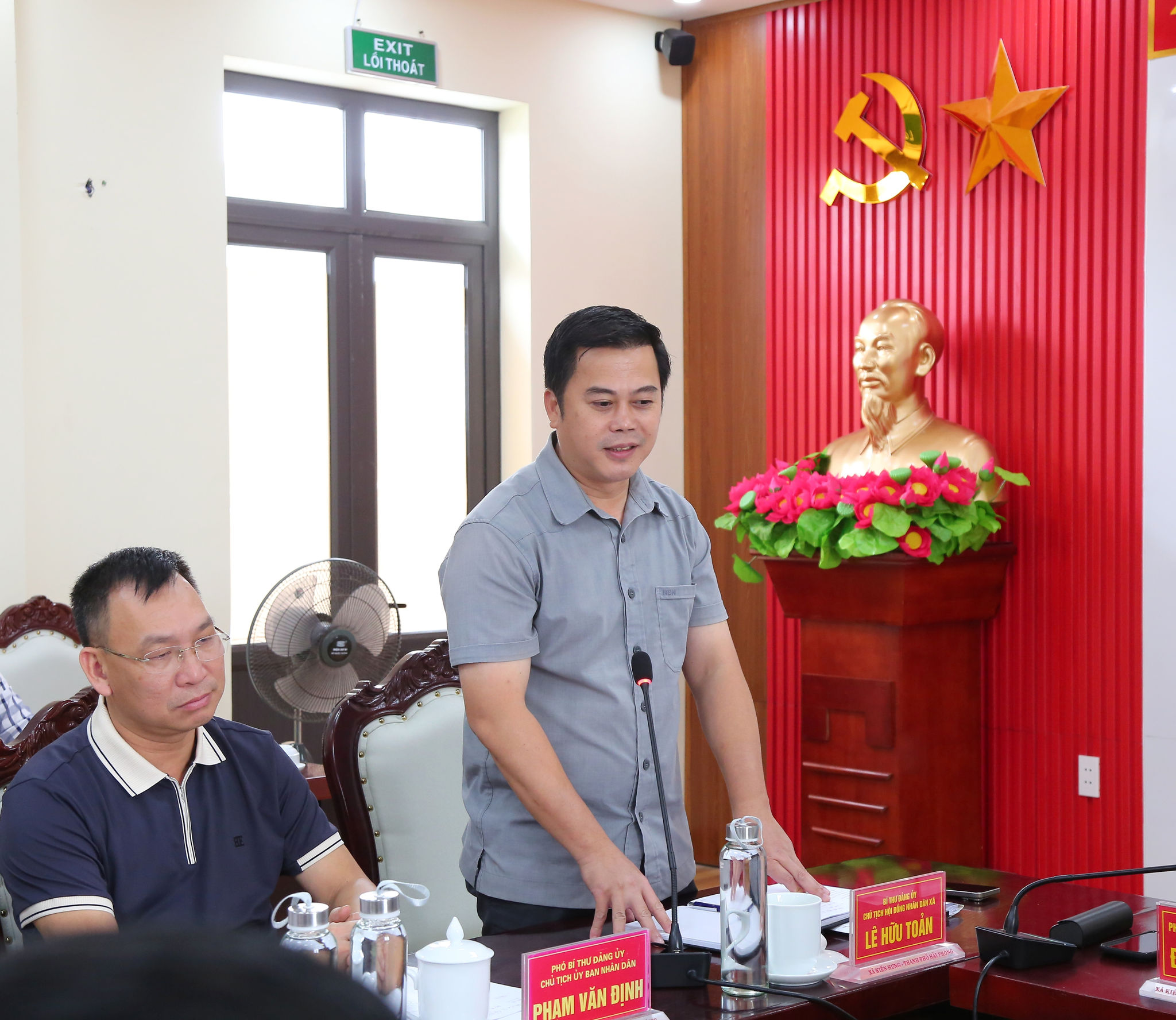 Lãnh đạo xã Kiến Hưng báo cáo